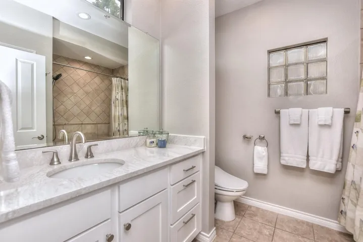 Guest ensuite bathroom