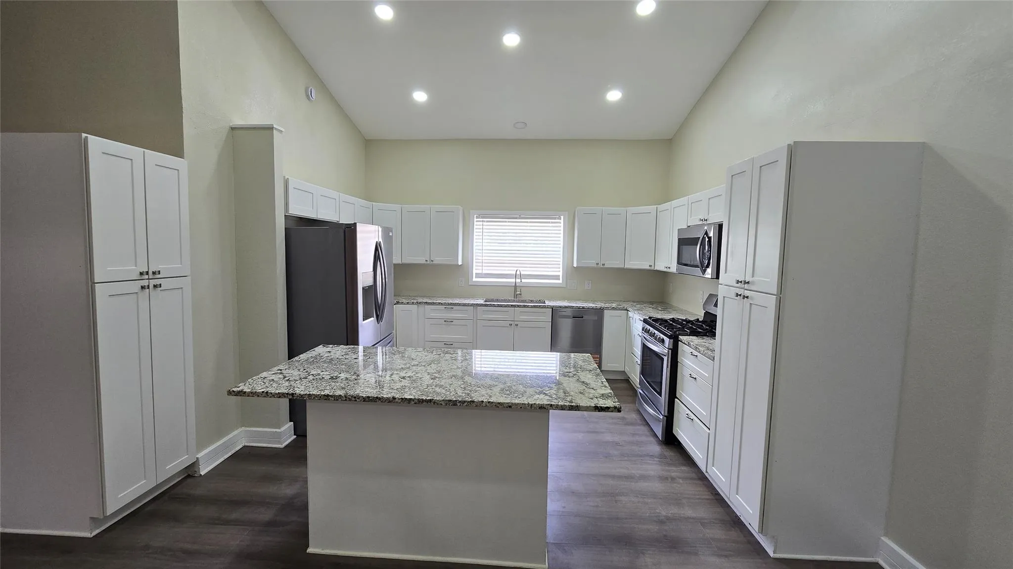 Photo 5 of 305 REMUDA DR