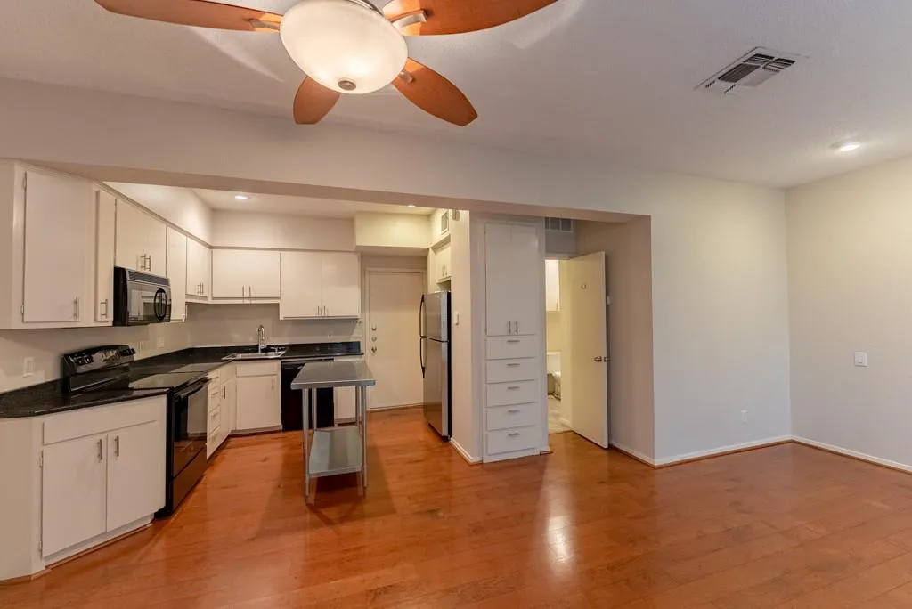 Photo 4 of 2612 SAN PEDRO ST #103