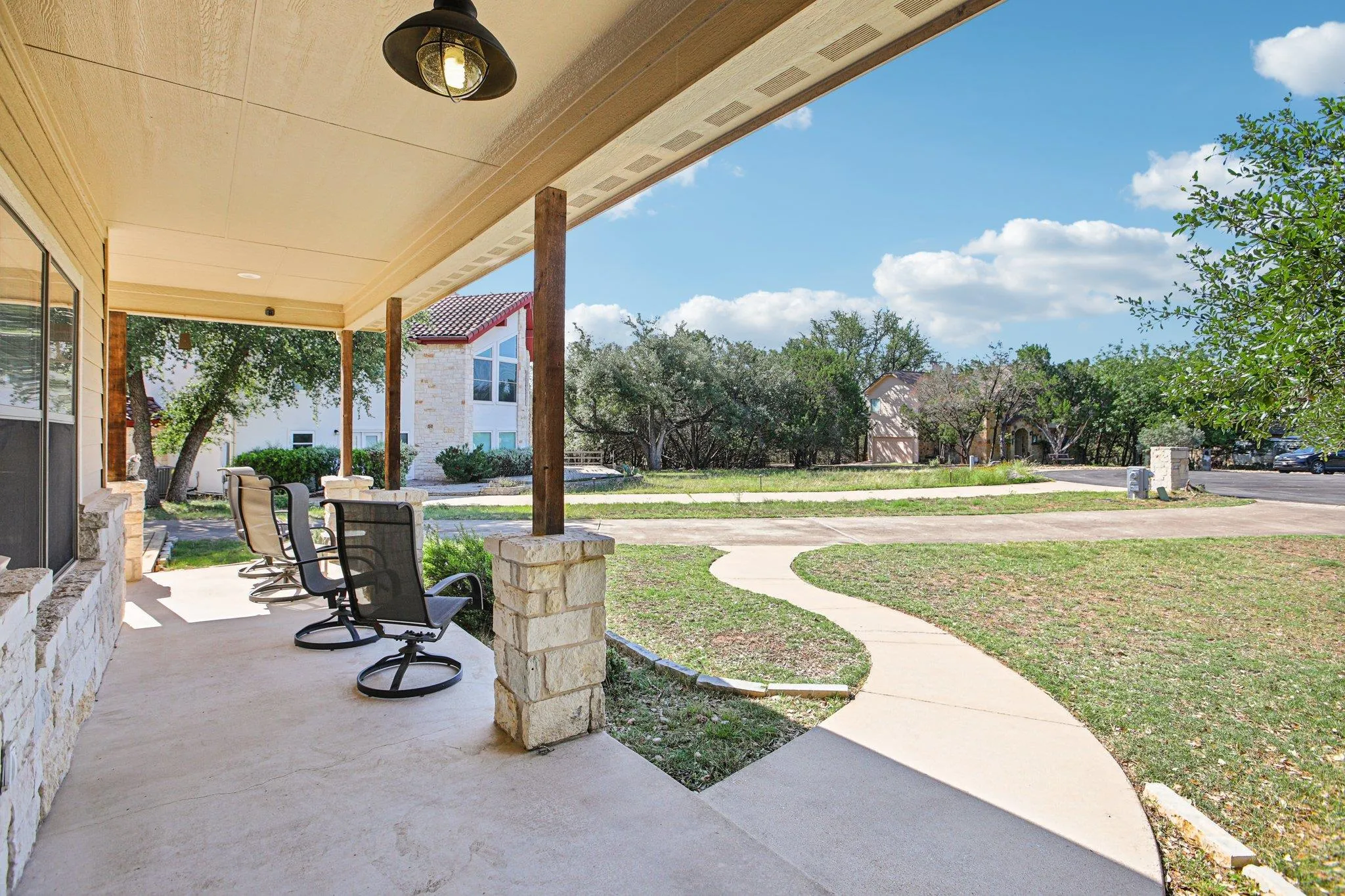 Photo 3 of 600 AUGUSTA CIR N