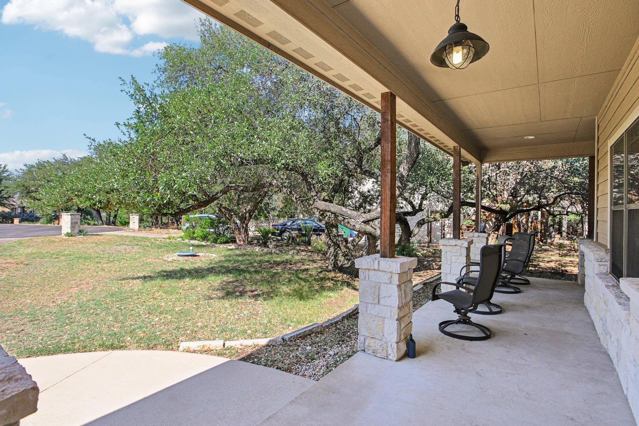 Photo 5 of 600 AUGUSTA CIR N