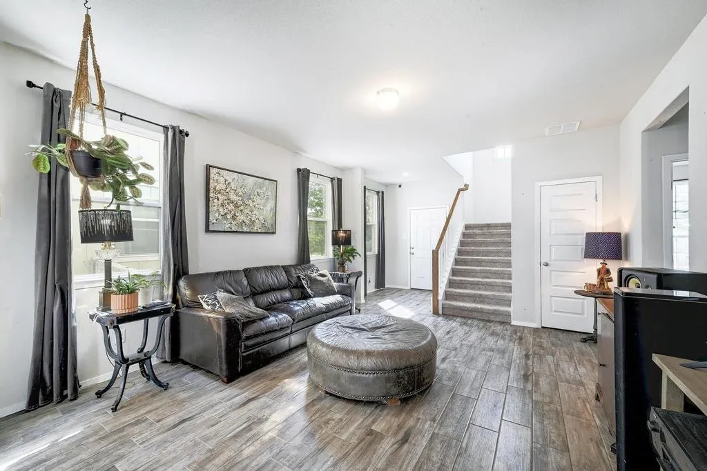 Photo 3 of 141 FABION ST