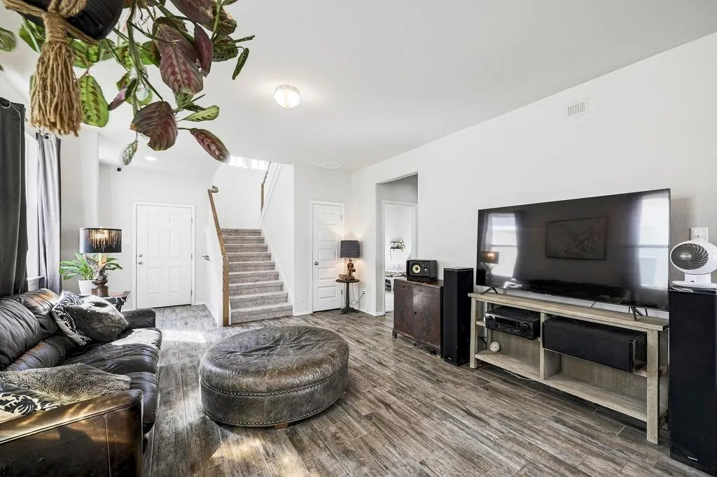 Photo 5 of 141 FABION ST