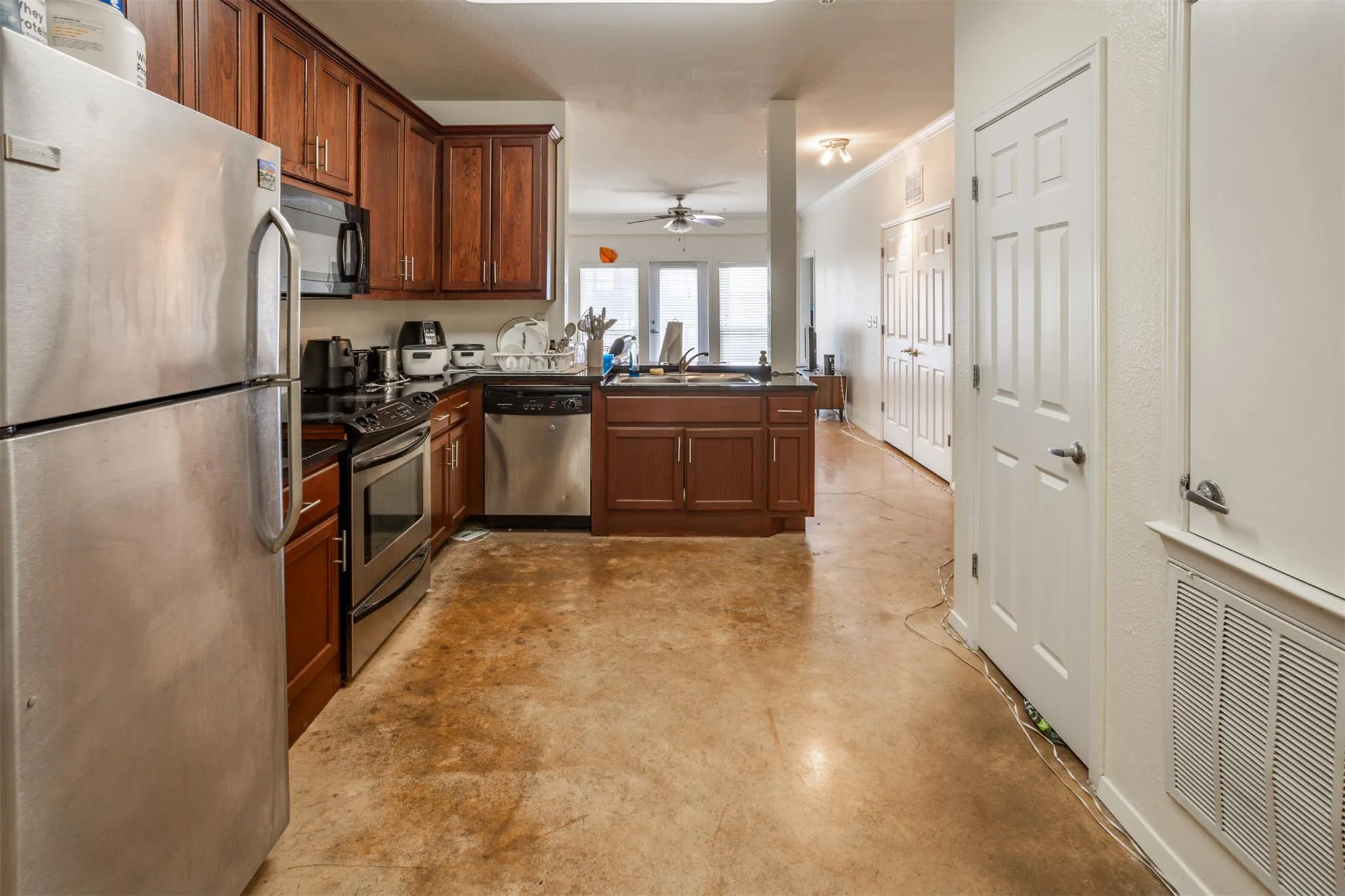 Photo 4 of 910 W 25TH ST #403