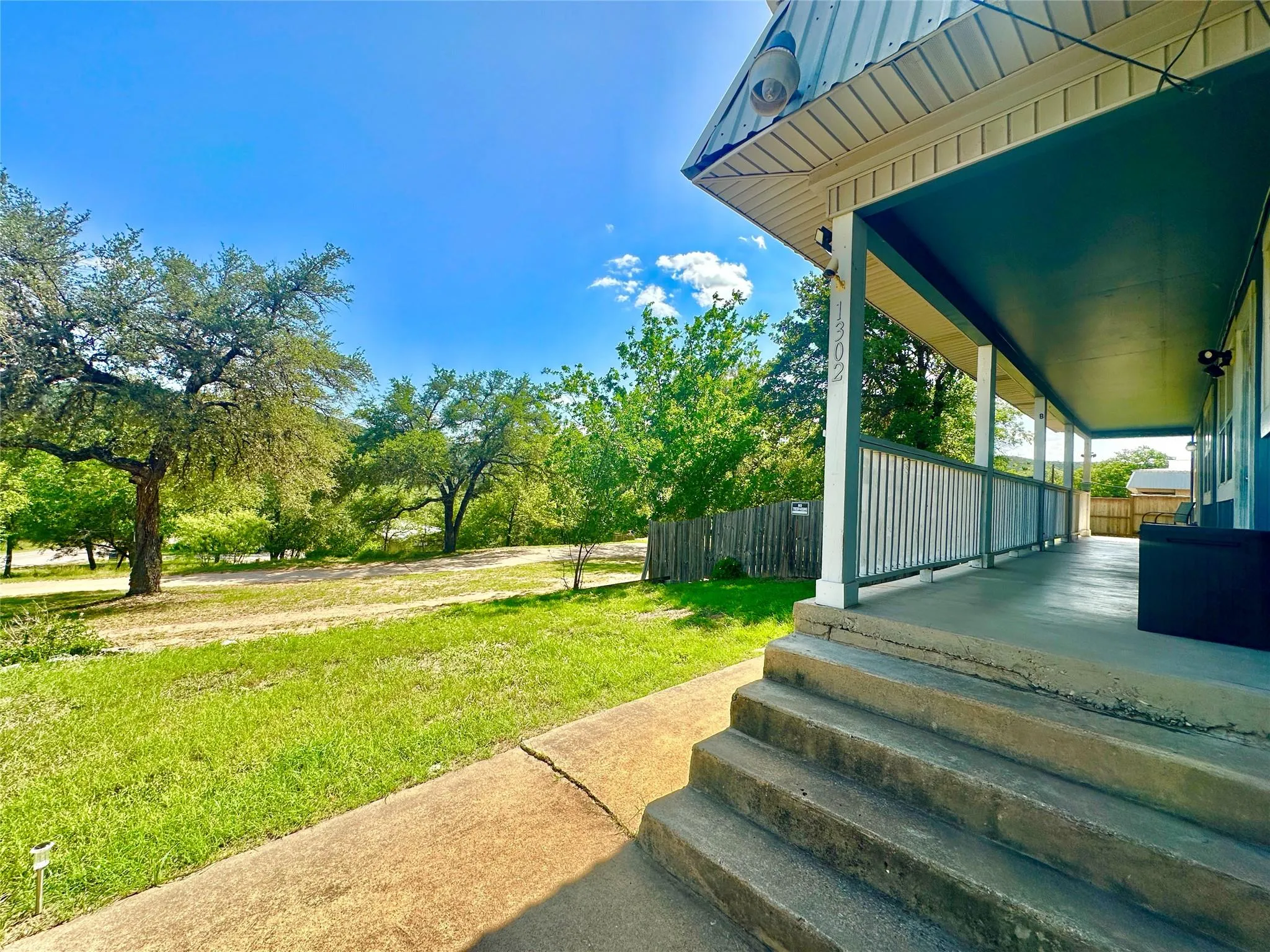 Photo 5 of 1302 S QUINLAN PARK RD