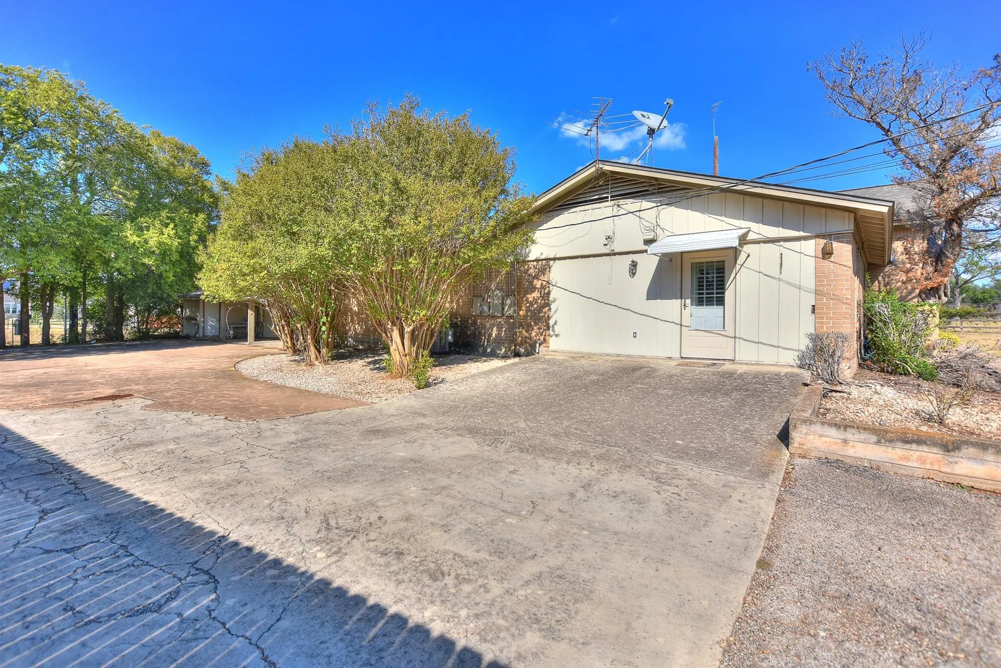 Photo 2 of 118 OAK RIDGE CIR