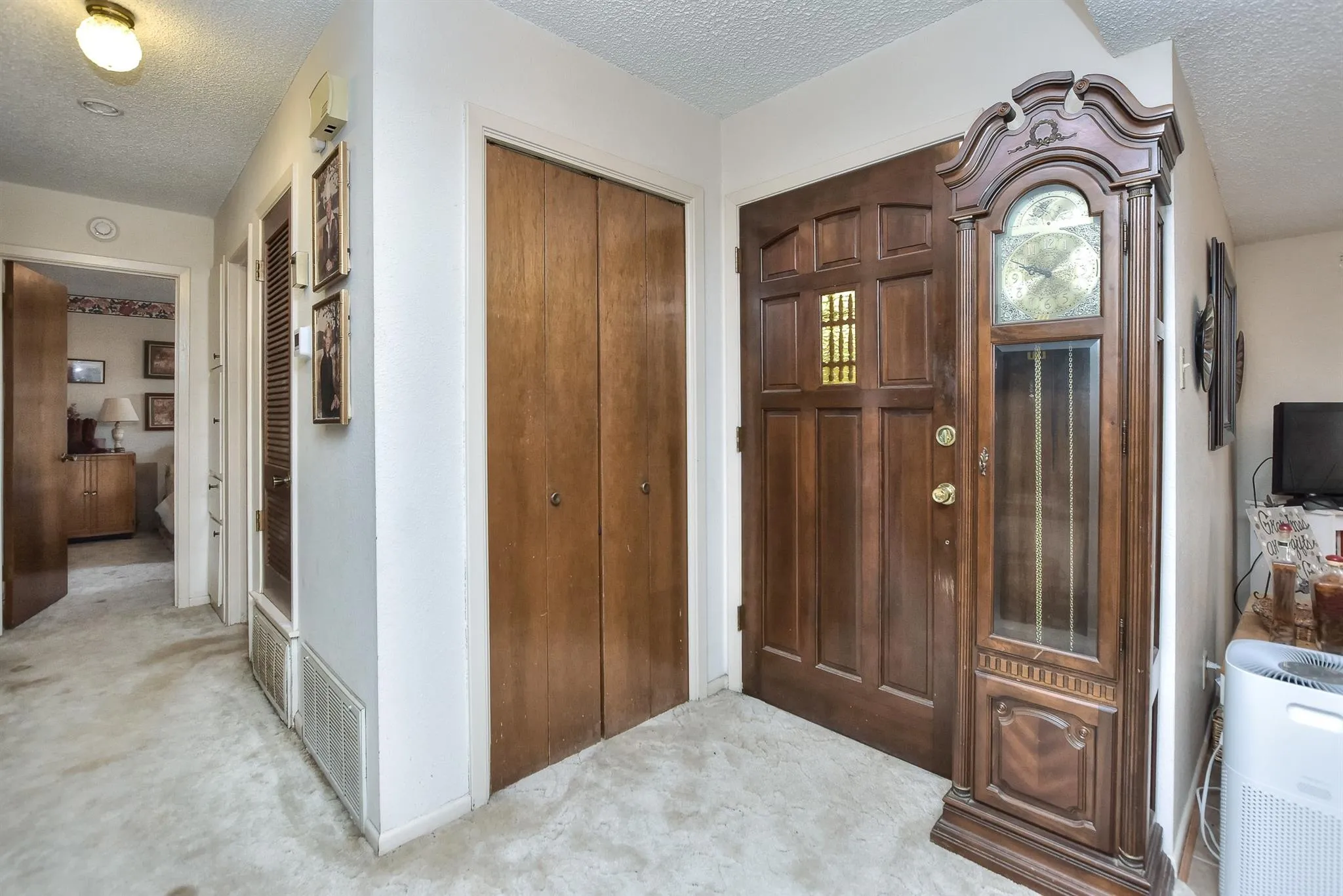 Photo 3 of 118 OAK RIDGE CIR