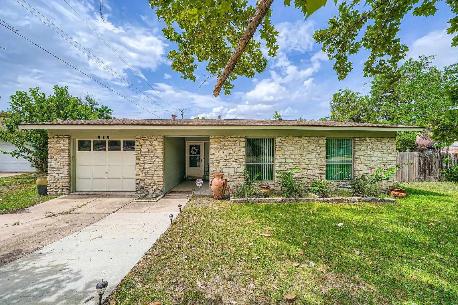 Photo of 914 HERMITAGE DR, Austin, TX, 78753