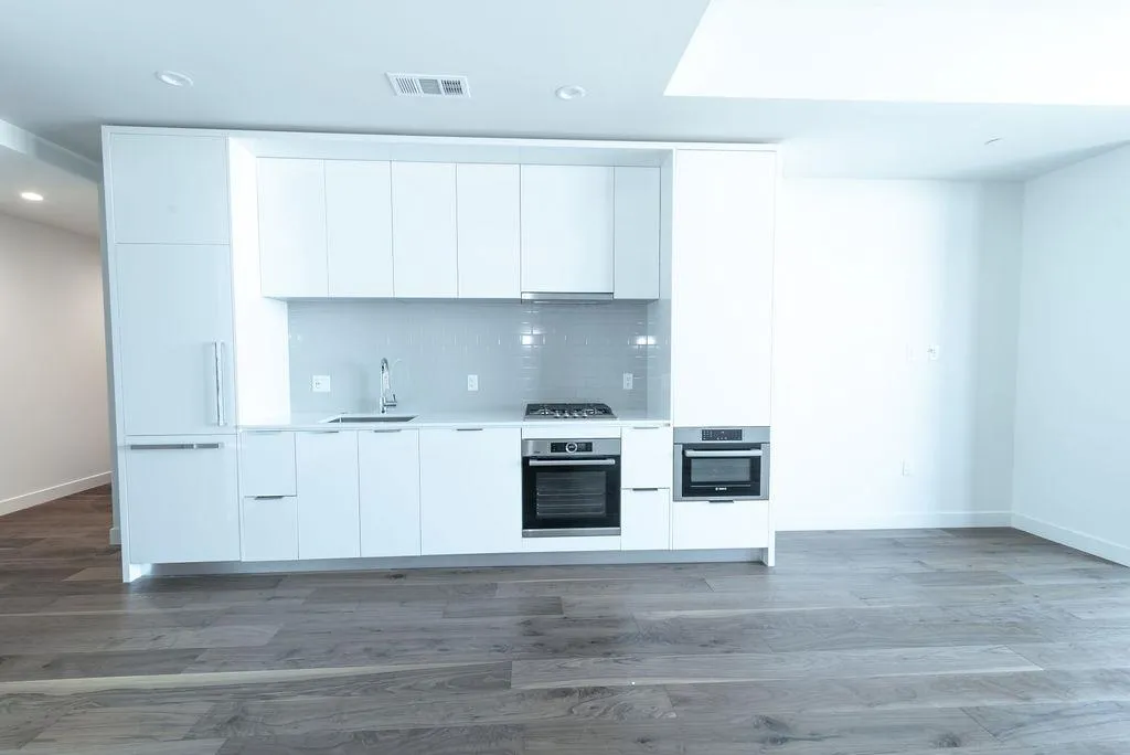 Photo 4 of 44 EAST AVE #3804