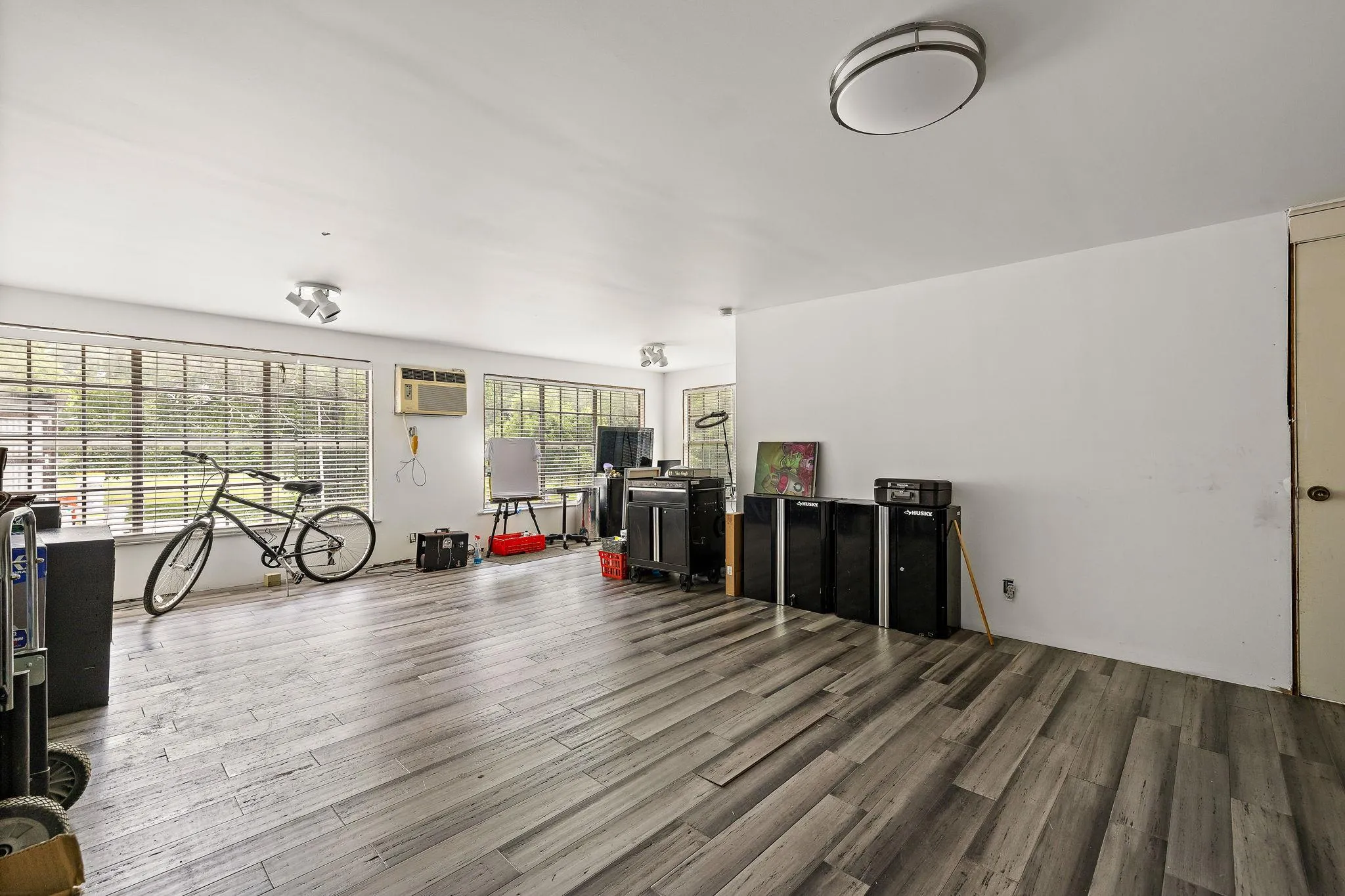 Photo 2 of 103 E WILLIS ST