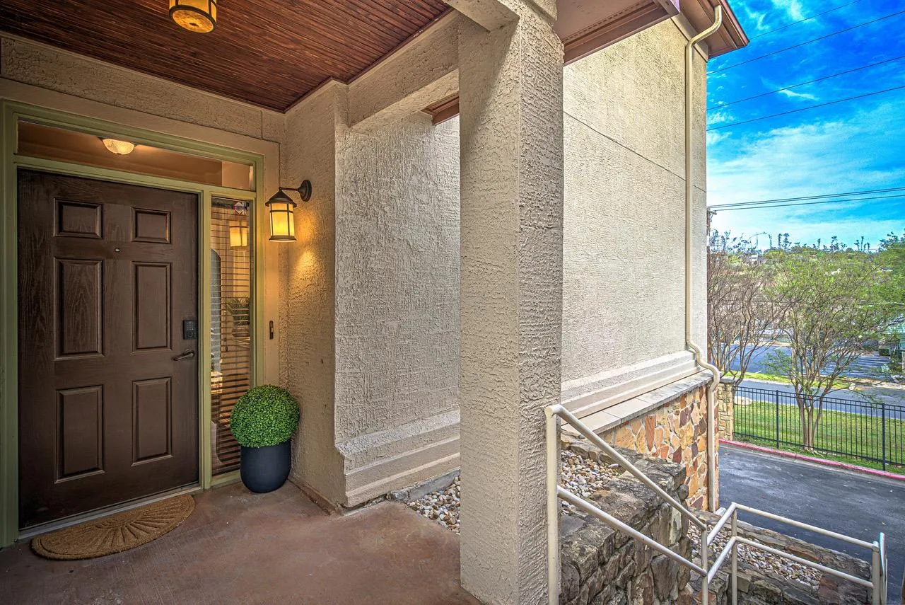 Photo 3 of 2226 WESTLAKE DR #1