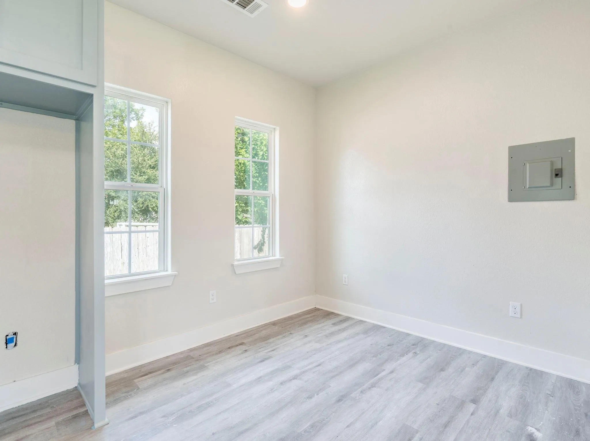 Photo 4 of 411 S AVENUE B NONE