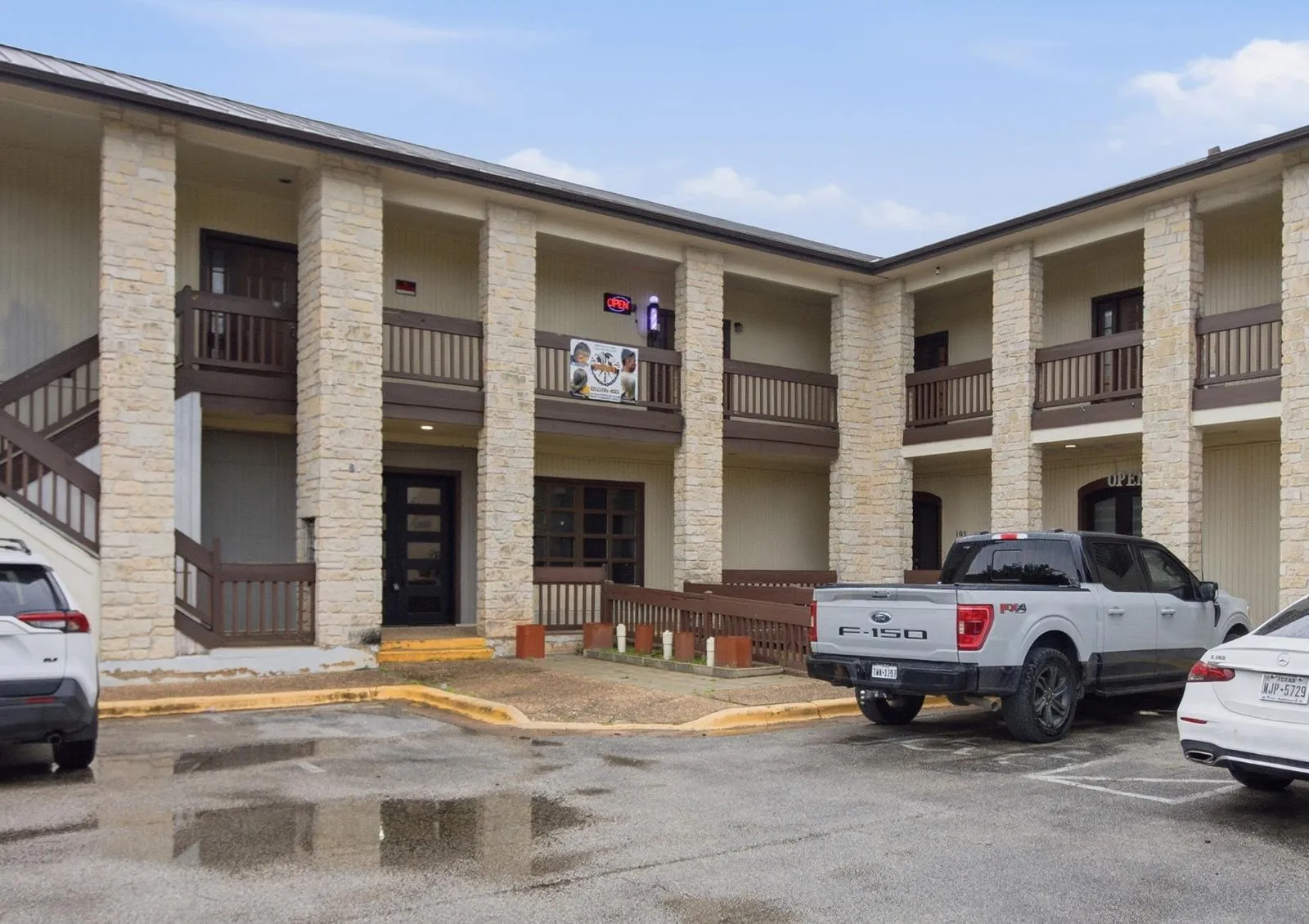 Photo 3 of 611 CARPENTER AVE #101 & 102