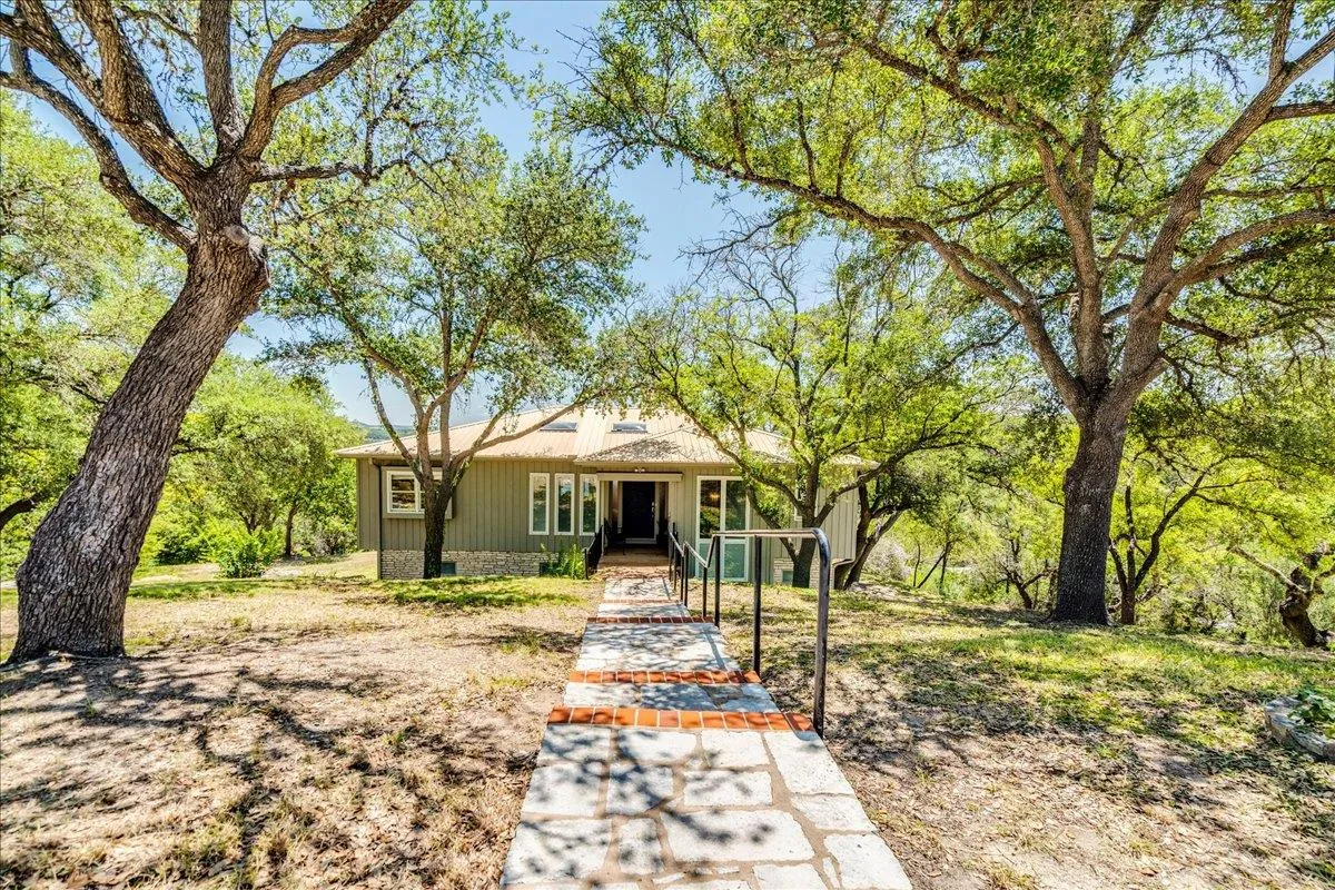 Photo 2 of 18306 AUSTIN BLVD #2
