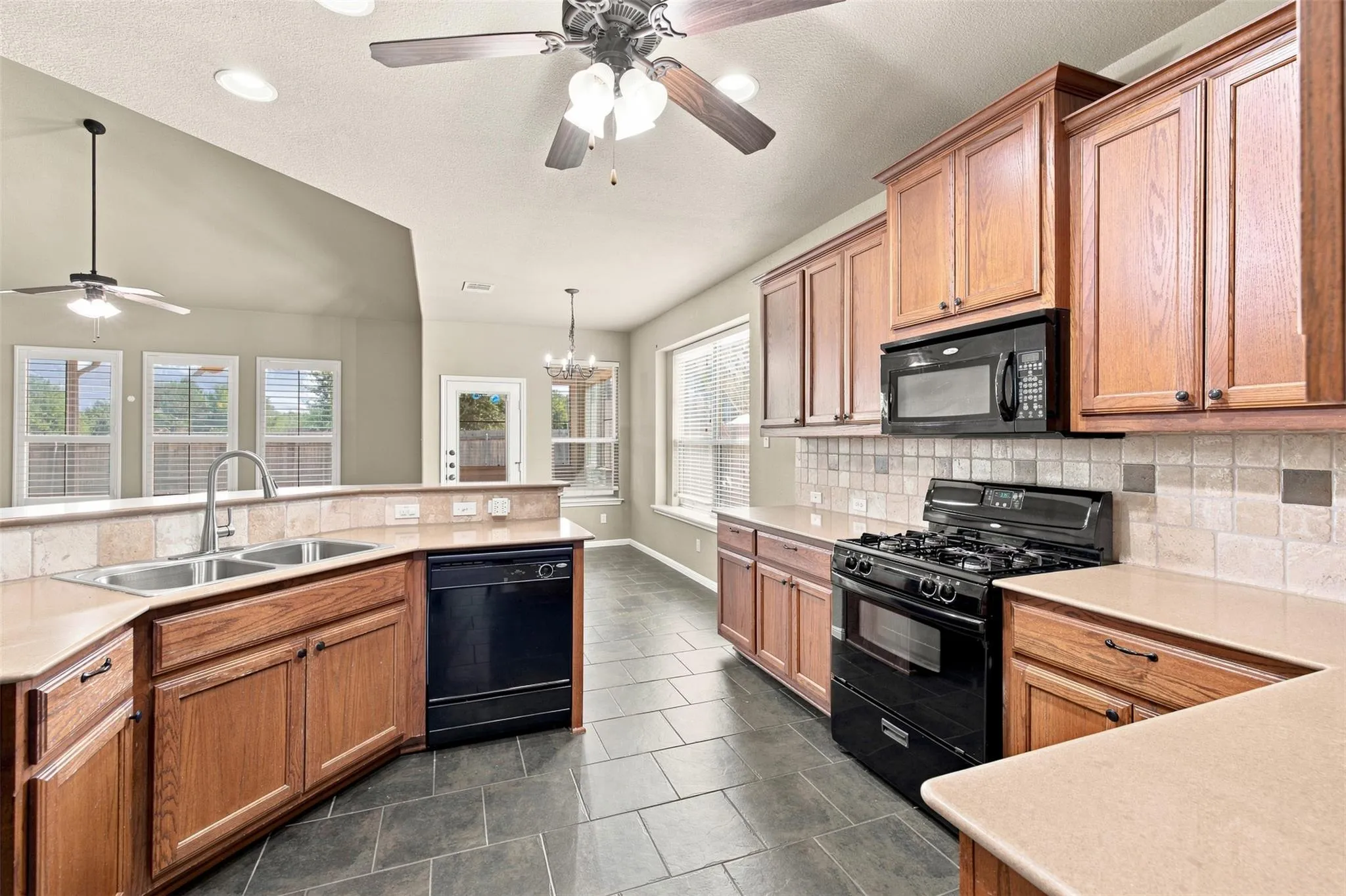 Photo 4 of 2409 DOVETAIL ST