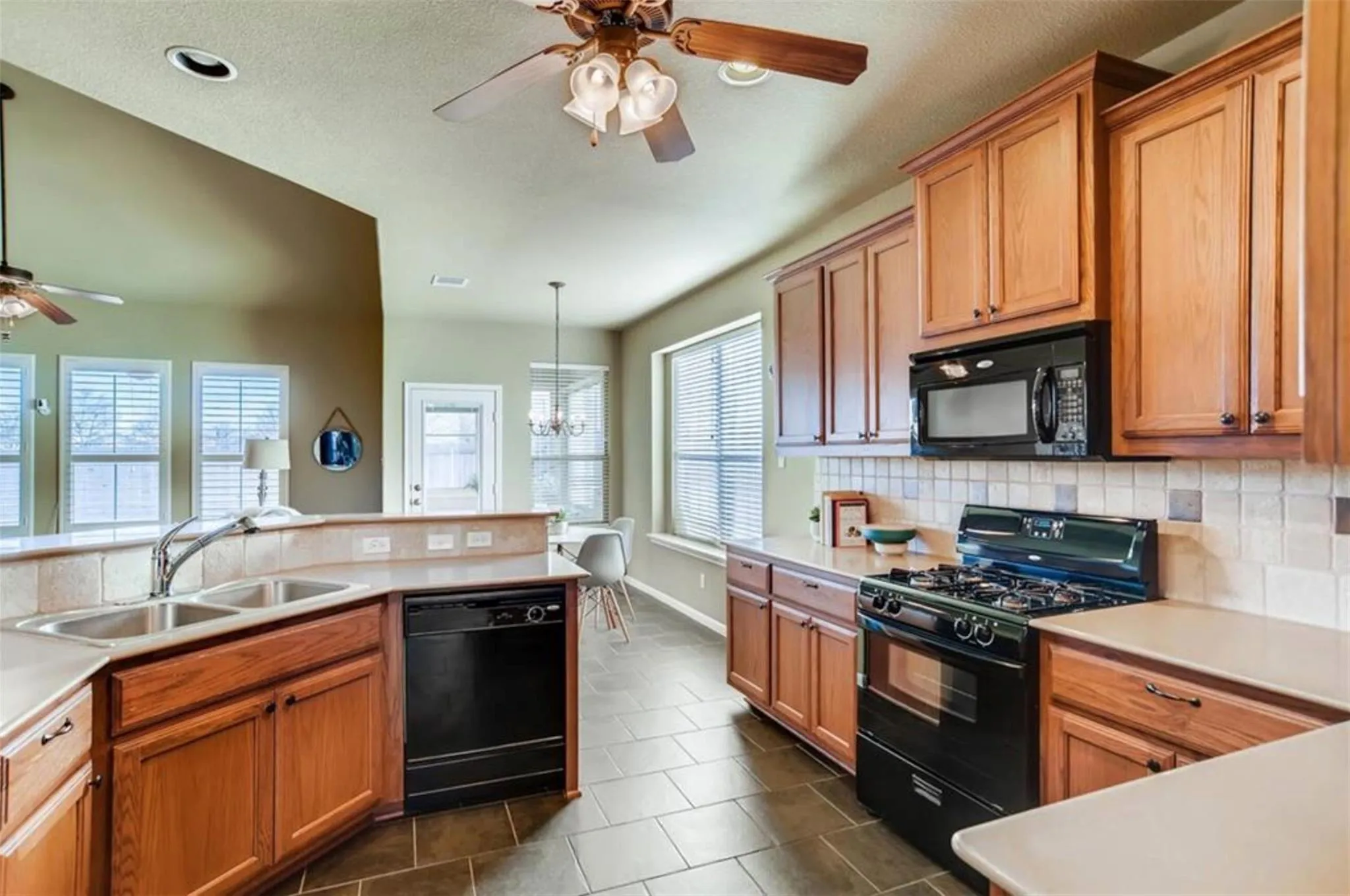 Photo 5 of 2409 DOVETAIL ST