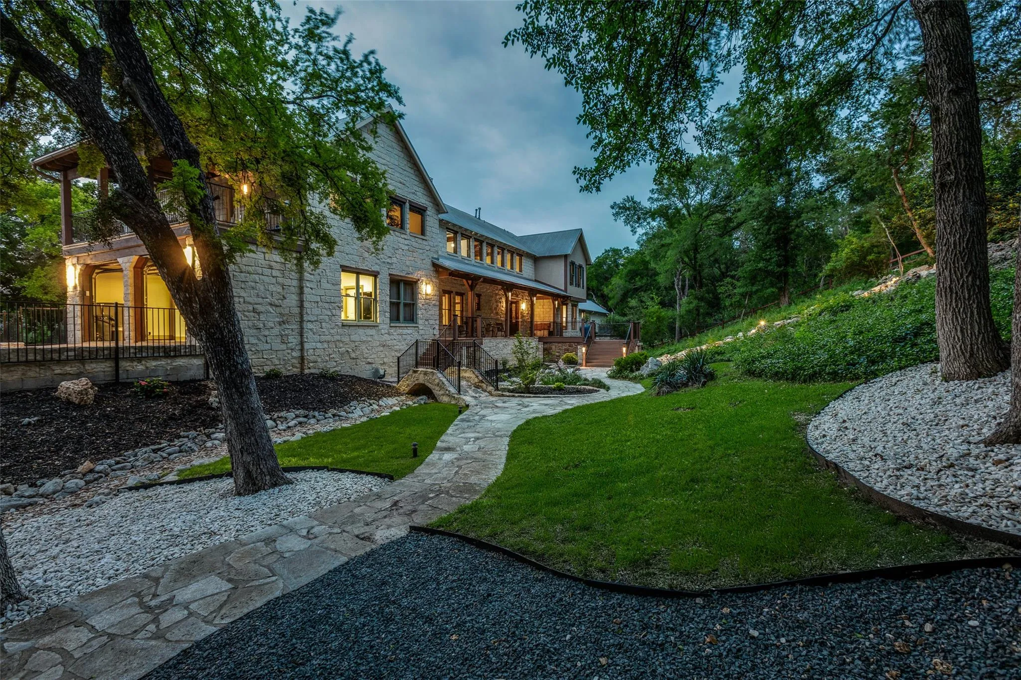 Photo 2 of 608 INNWOOD DR