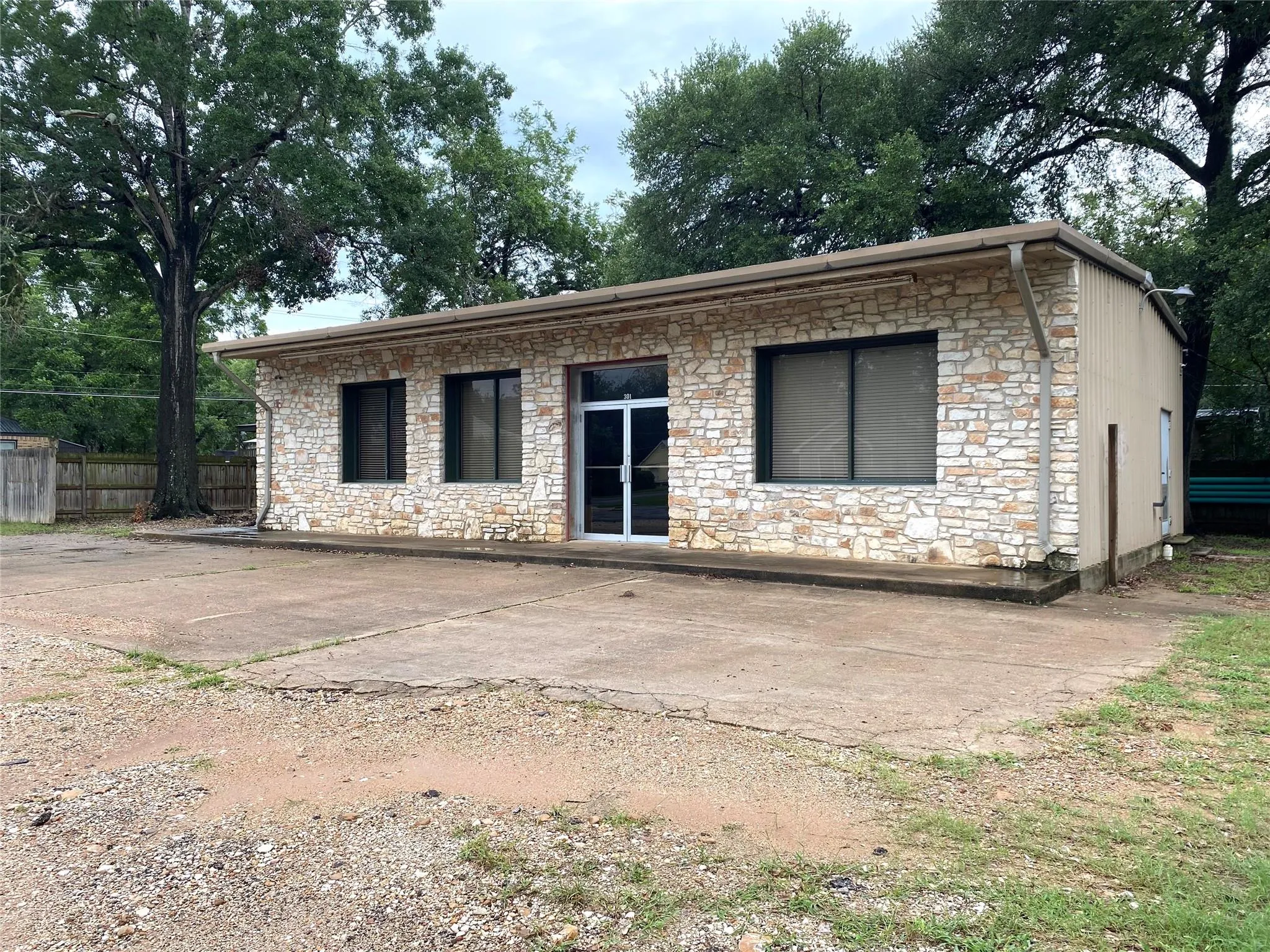 Photo of 301 BISHOP ST, Smithville, TX, 78957