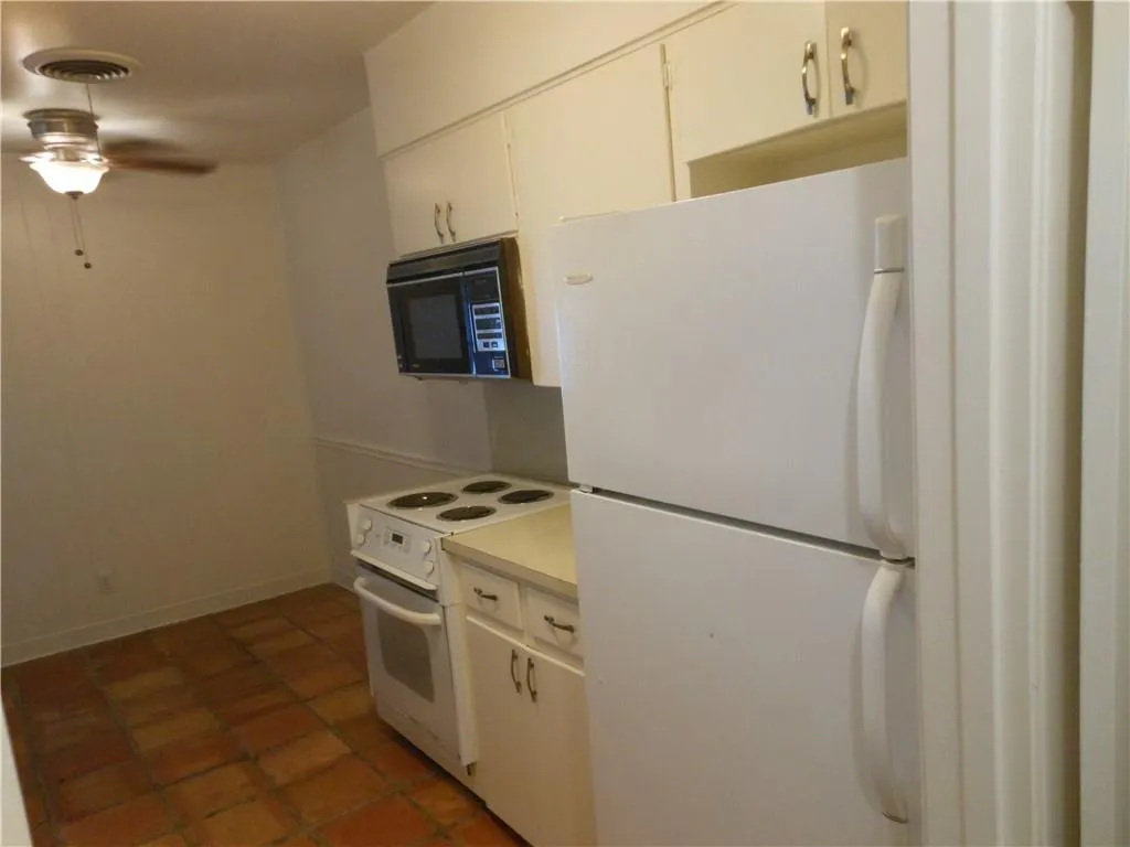 Photo 3 of 2308 BARTON SKWY NW #B