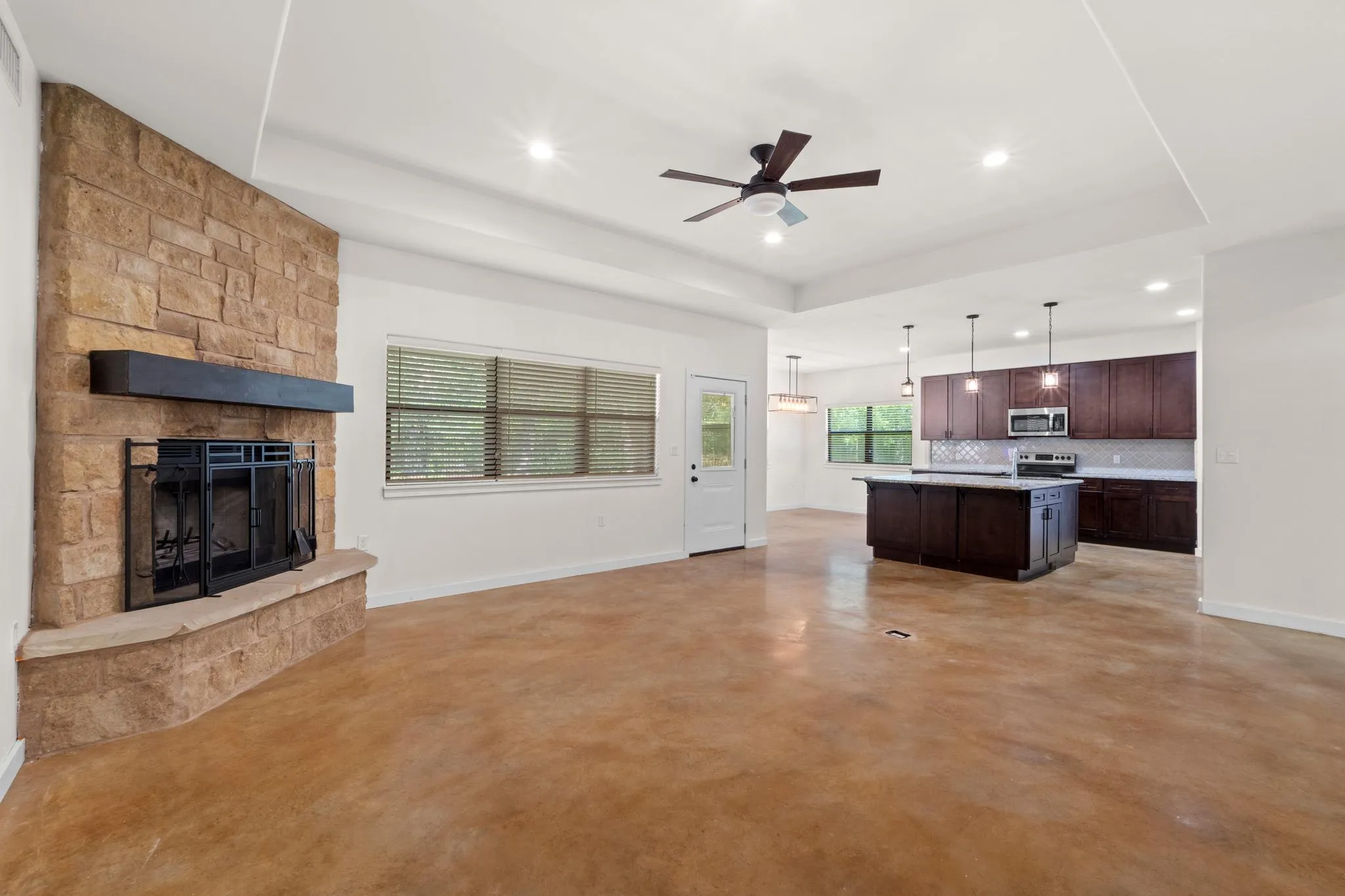 Photo 3 of 122 N POHAKEA DR