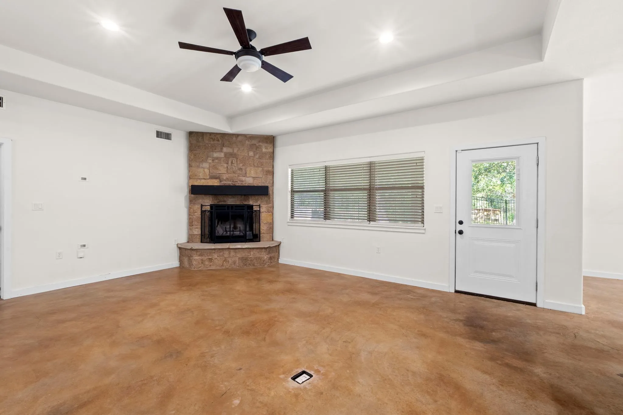 Photo 4 of 122 N POHAKEA DR