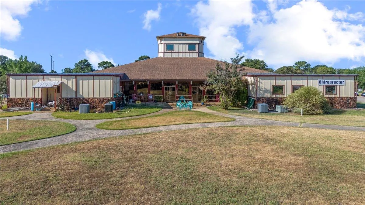 Photo 4 of 141 TAHITIAN DR