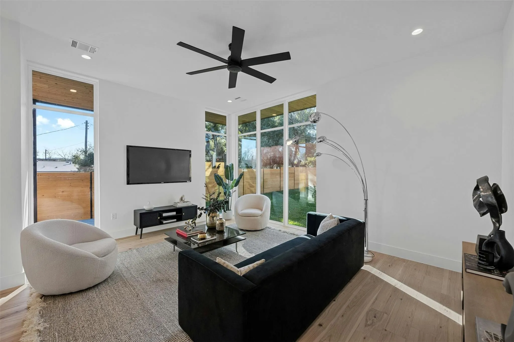 Photo 3 of 1407 VALLEYRIDGE DR #B