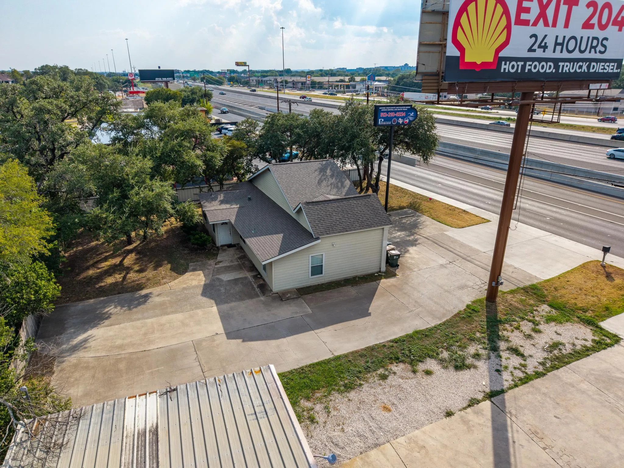 Photo 5 of 1712 N INTERSTATE 35 FWY