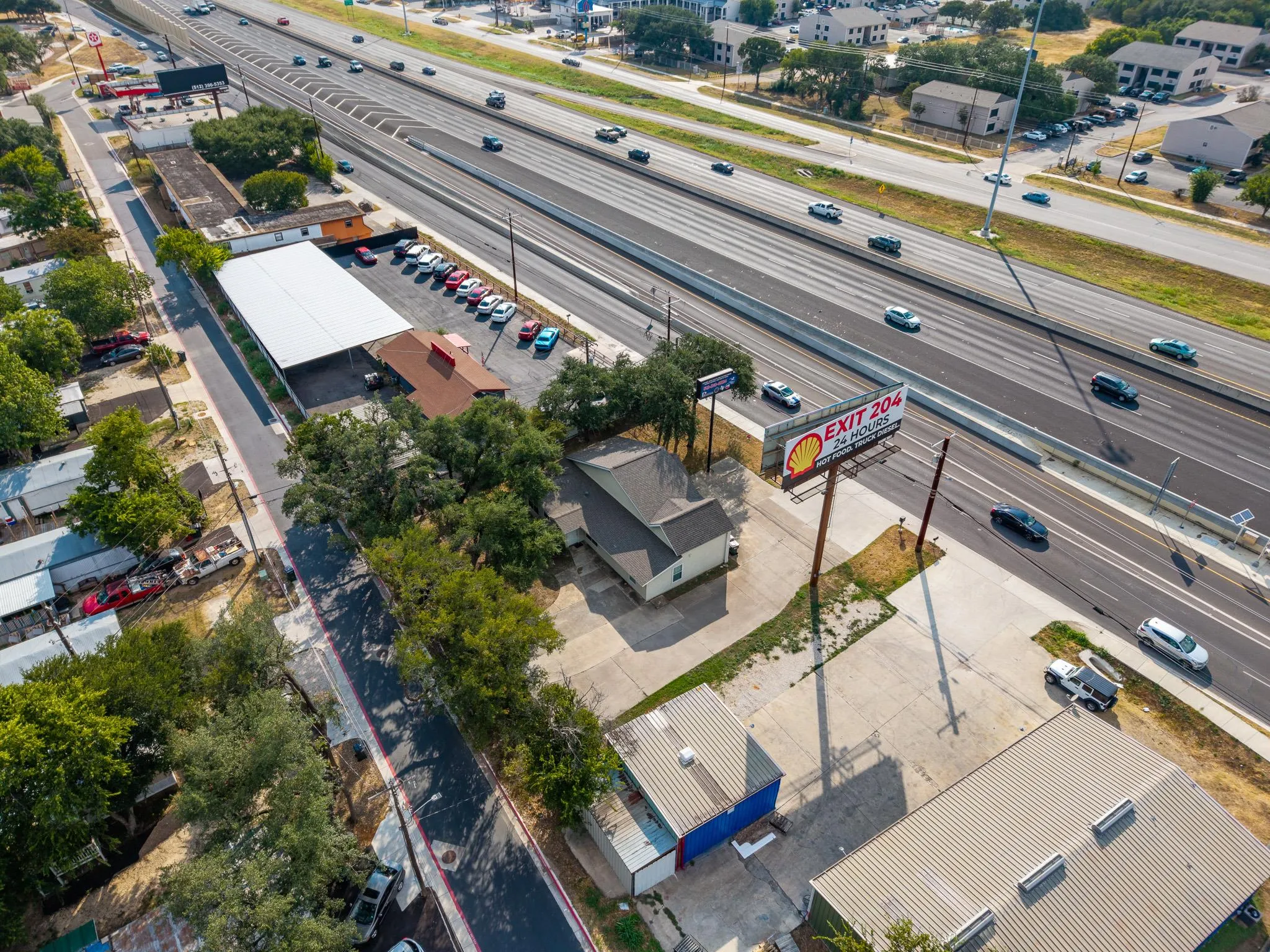 Photo 4 of 1712 N INTERSTATE 35 FWY