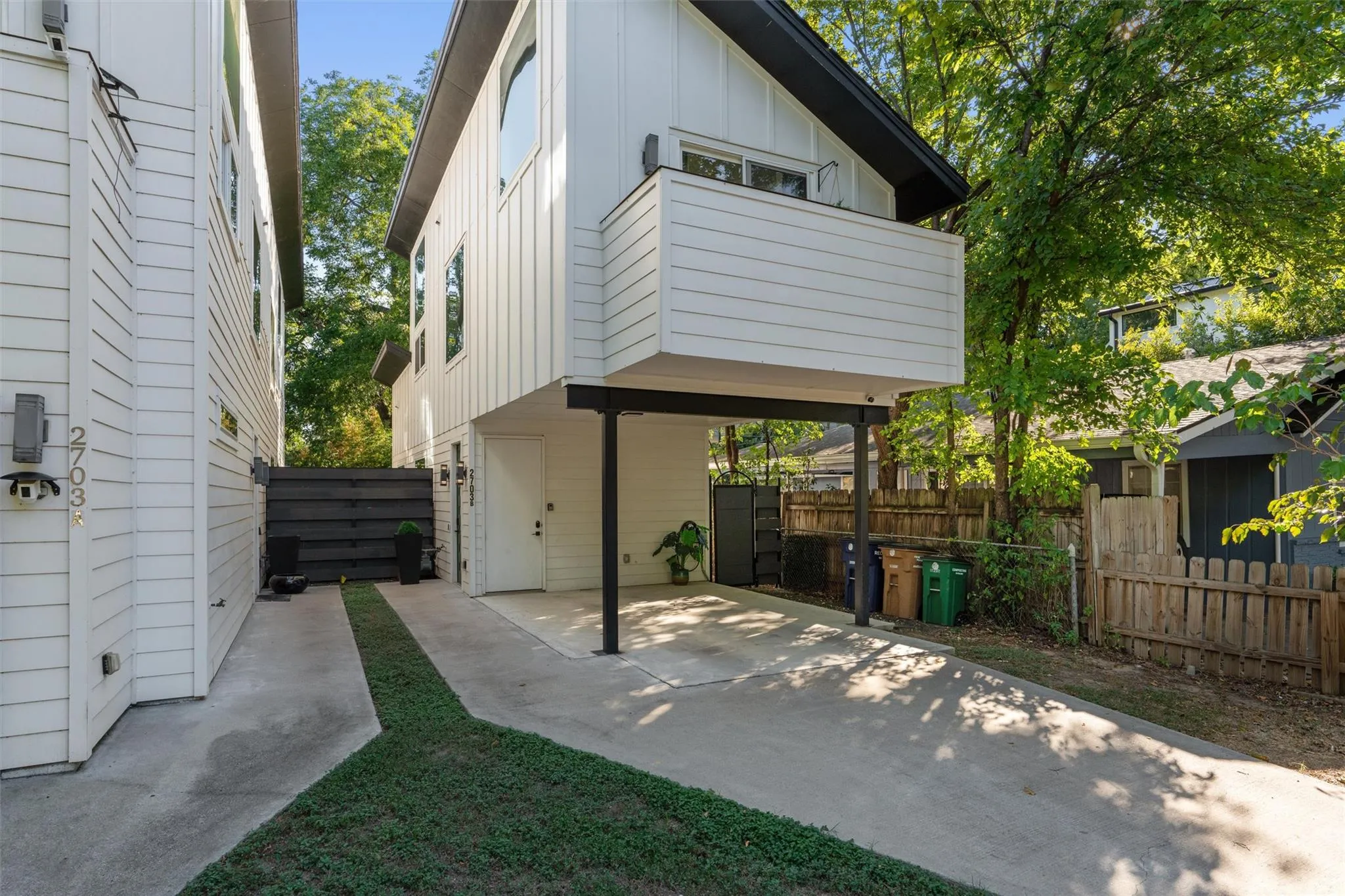 Photo 2 of 2703 E 3RD ST #2