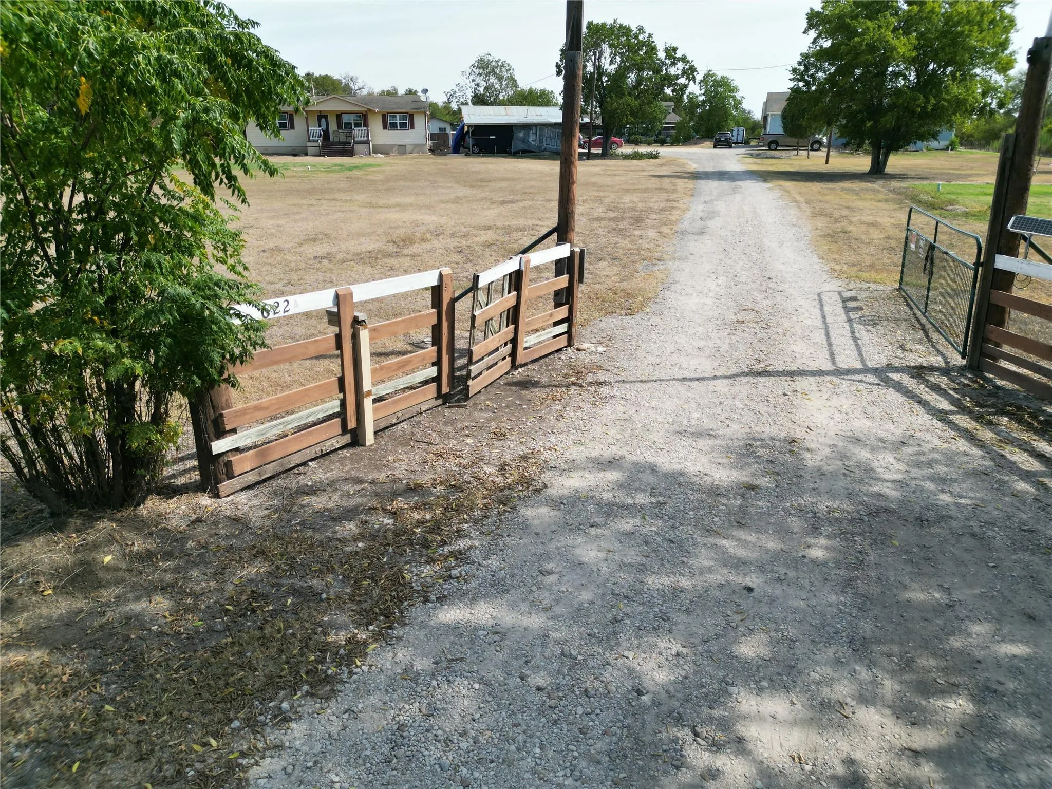 Photo 3 of 622 LONGHOLLOW RD