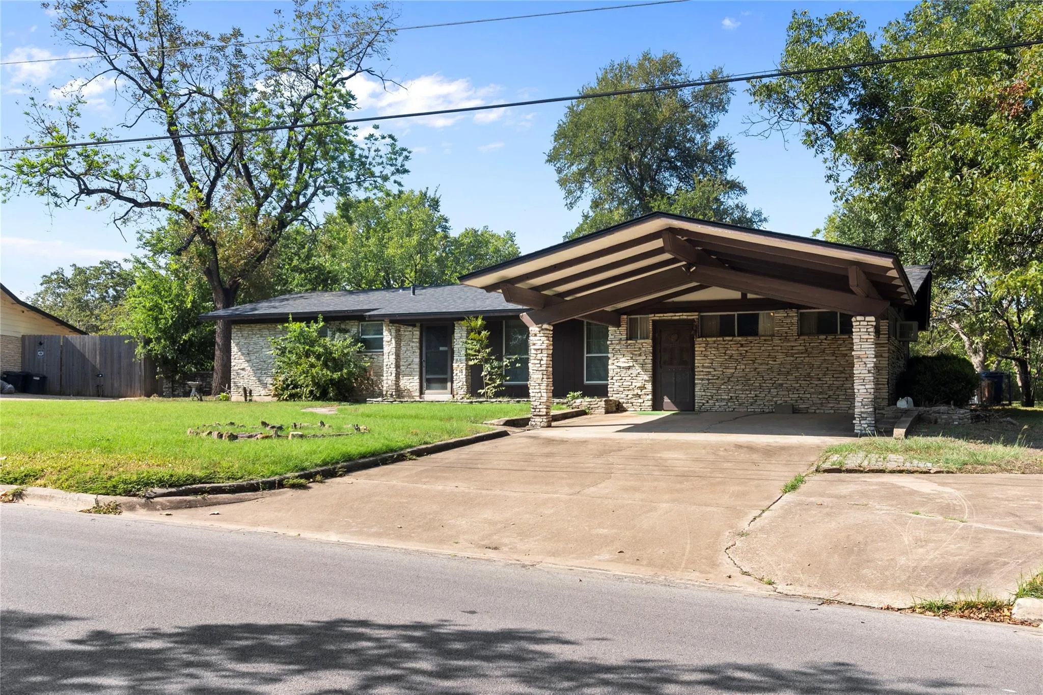 Photo 3 of 1105 E APPLEGATE DR