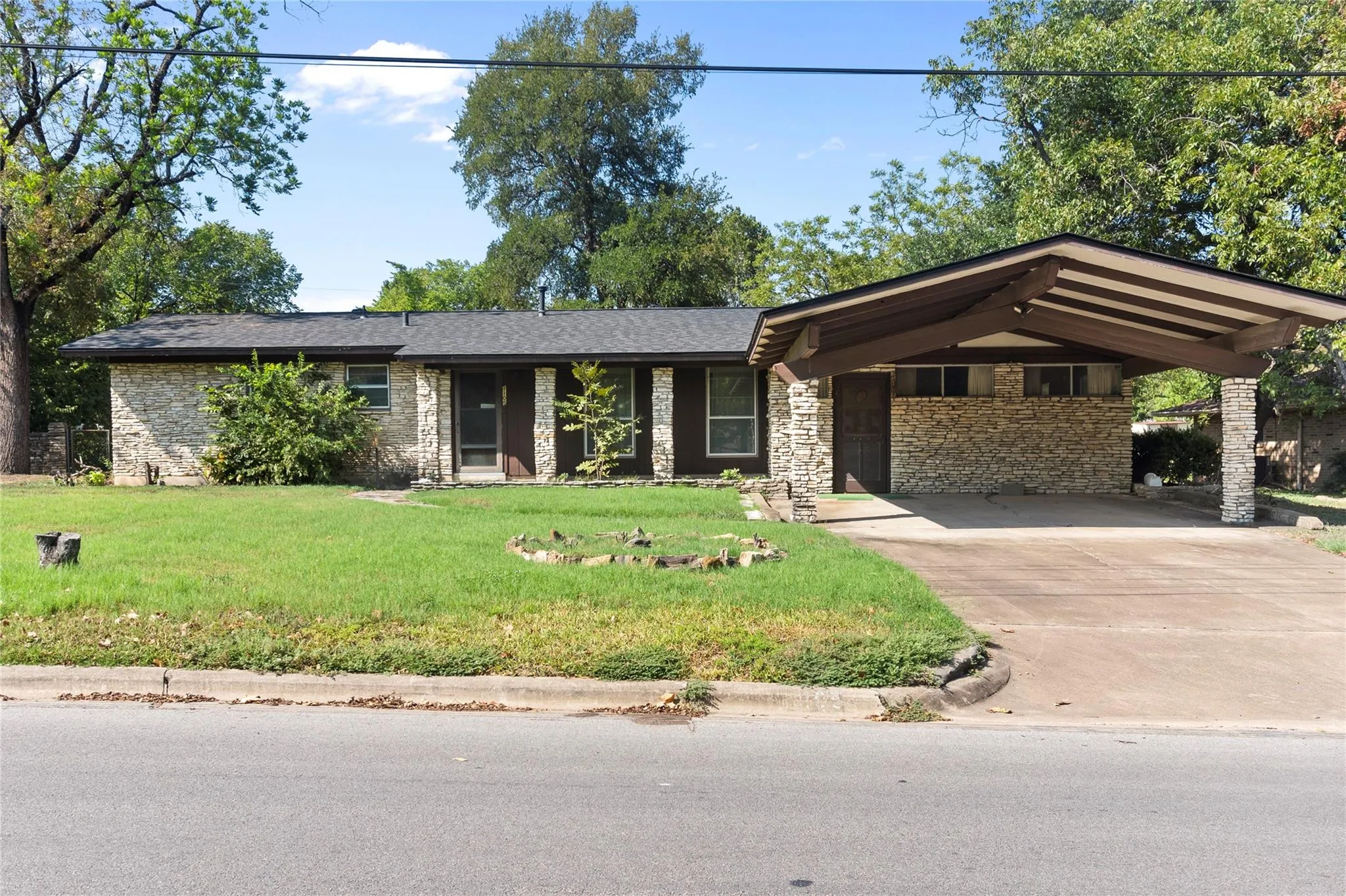 Photo of 1105 E APPLEGATE DR, Austin, TX, 78753