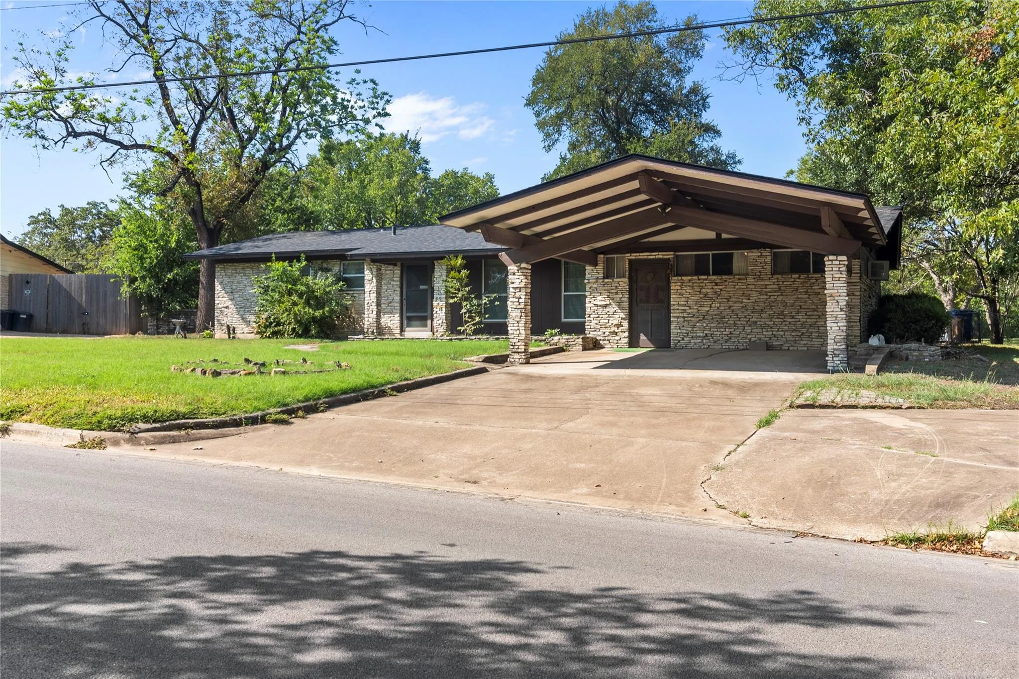 Photo 4 of 1105 E APPLEGATE DR