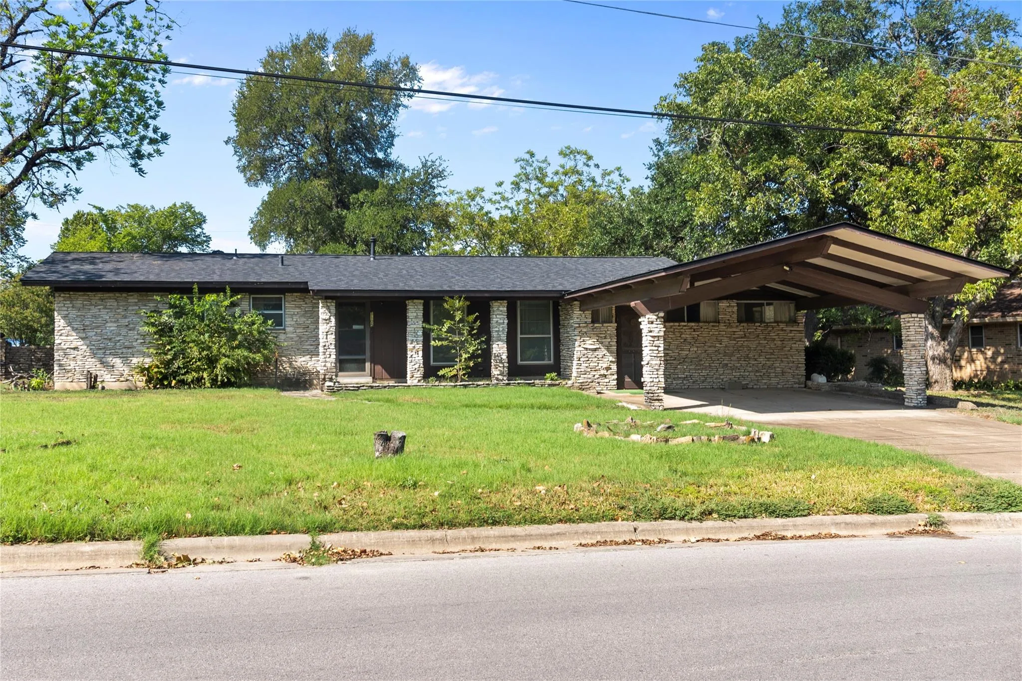 Photo 2 of 1105 E APPLEGATE DR