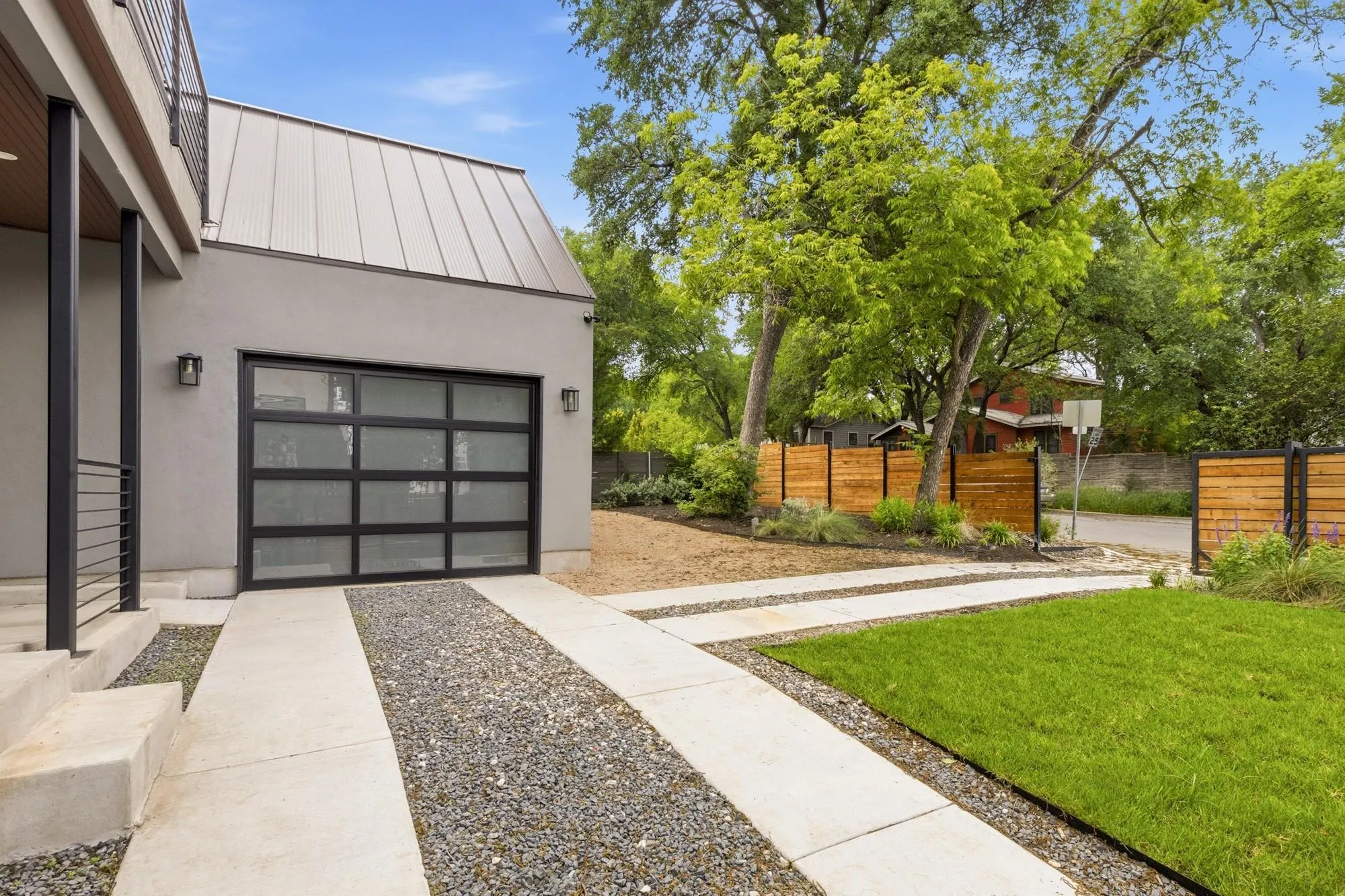 Photo 4 of 2300 BLUEBONNET LN