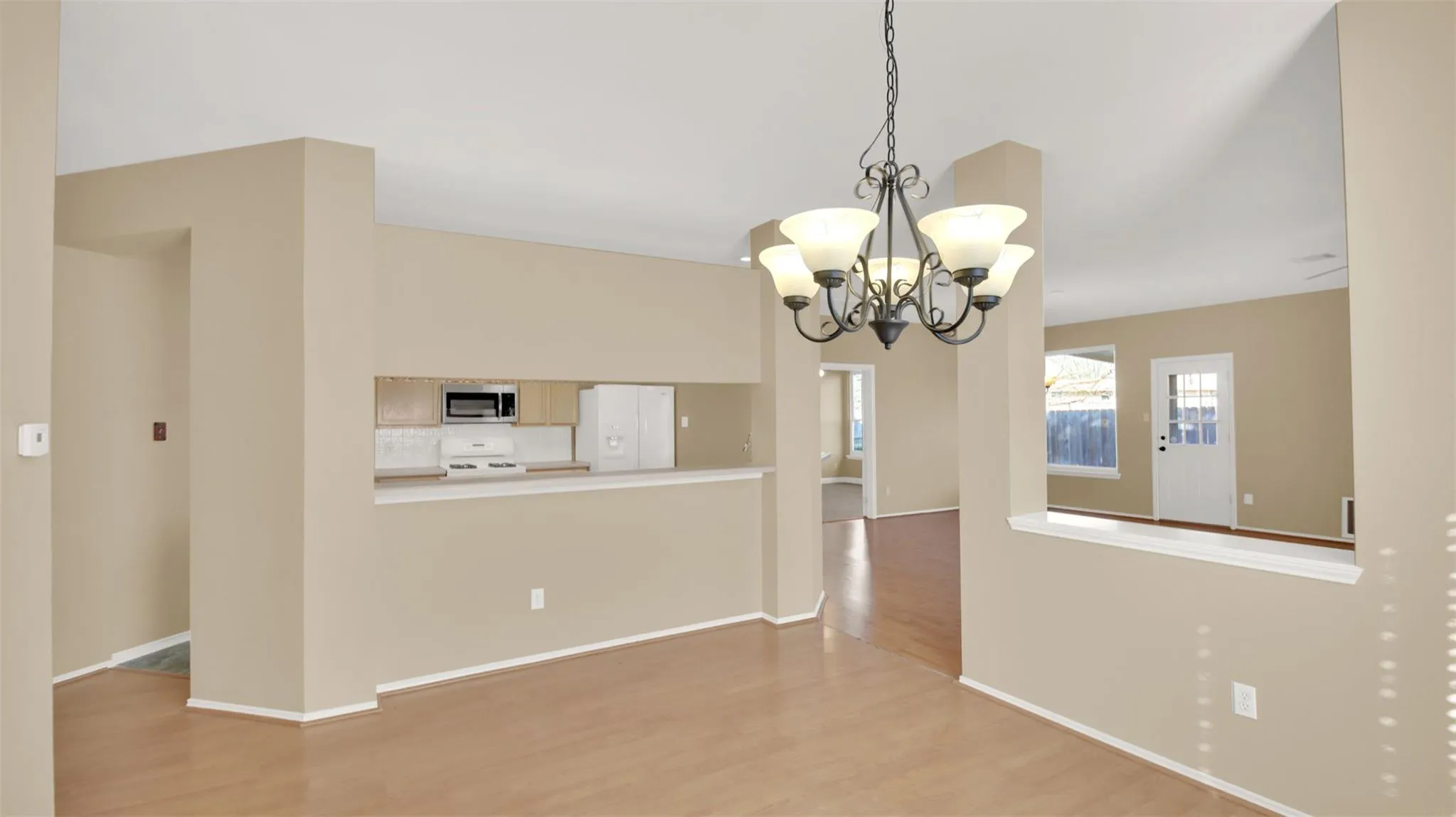 Photo 3 of 1030 DISRAELI CIR