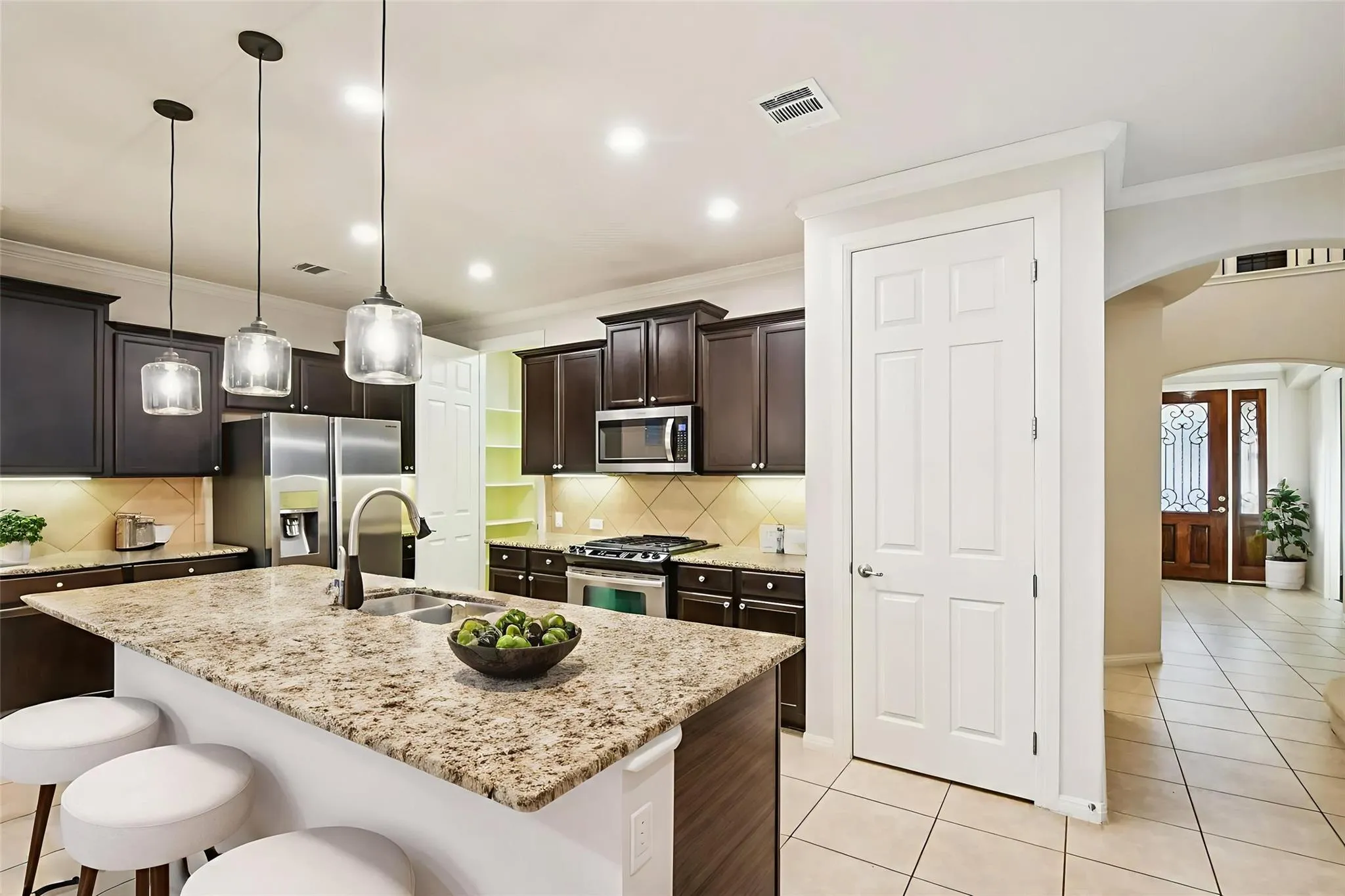 Photo 4 of 634 IRVIN DR