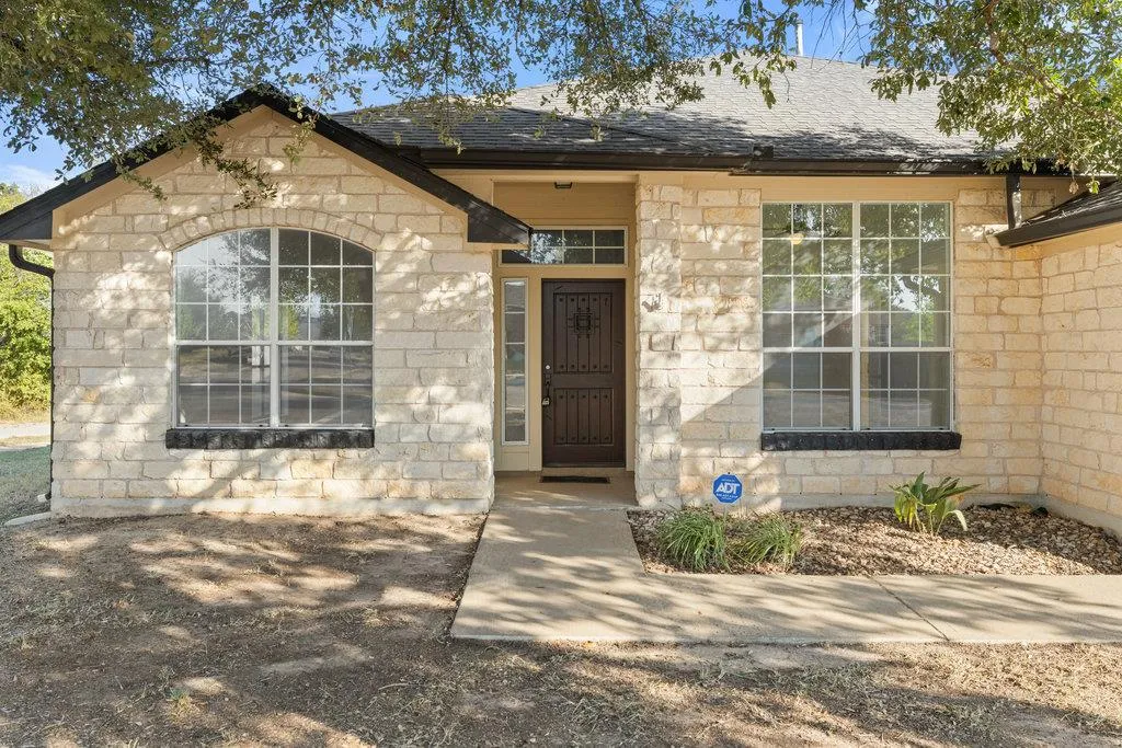 Photo 2 of 305 PLUMBAGO DR