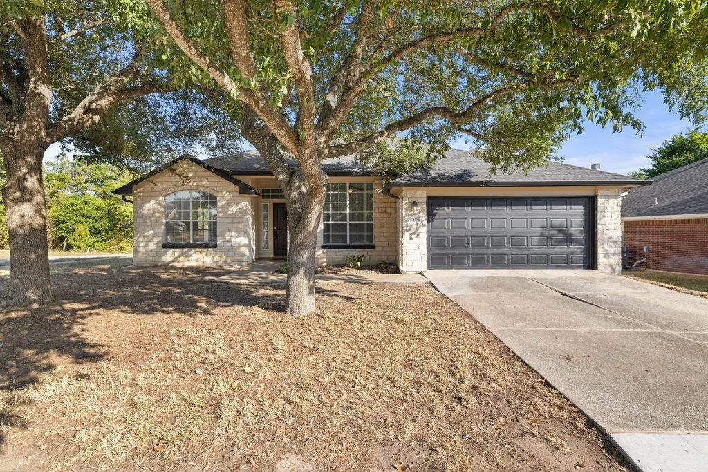 Photo 3 of 305 PLUMBAGO DR