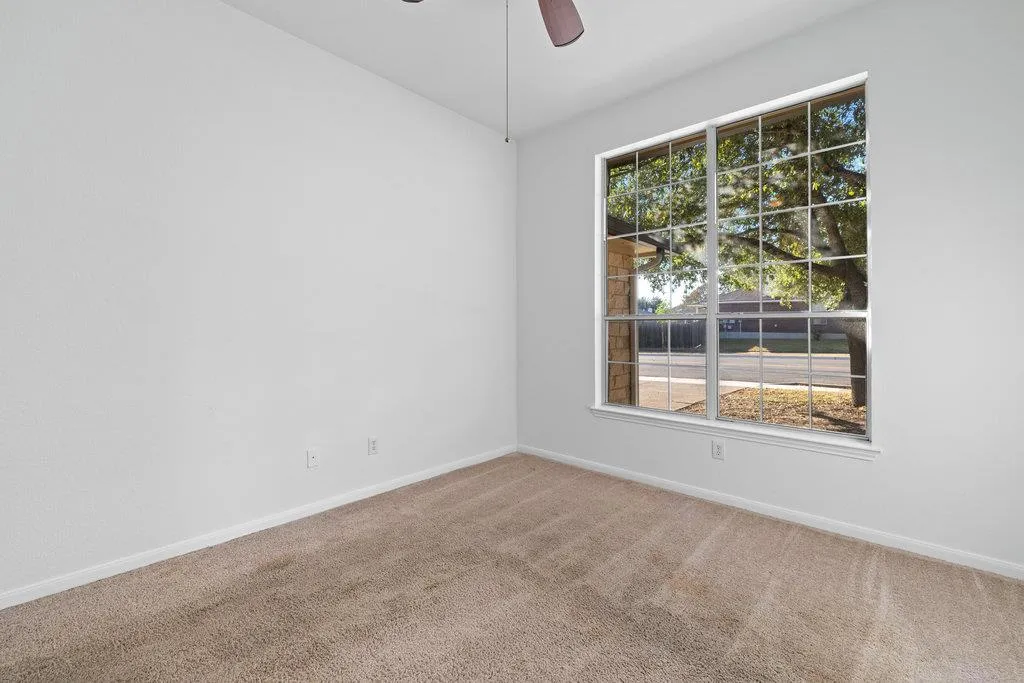 Photo 5 of 305 PLUMBAGO DR