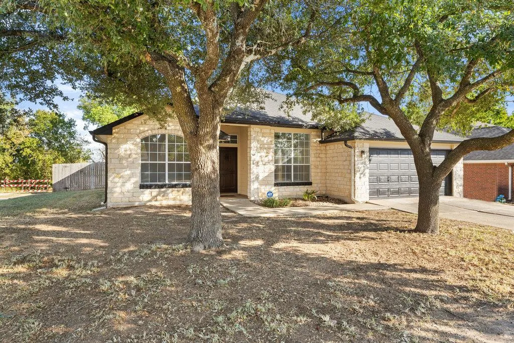 Photo 4 of 305 PLUMBAGO DR