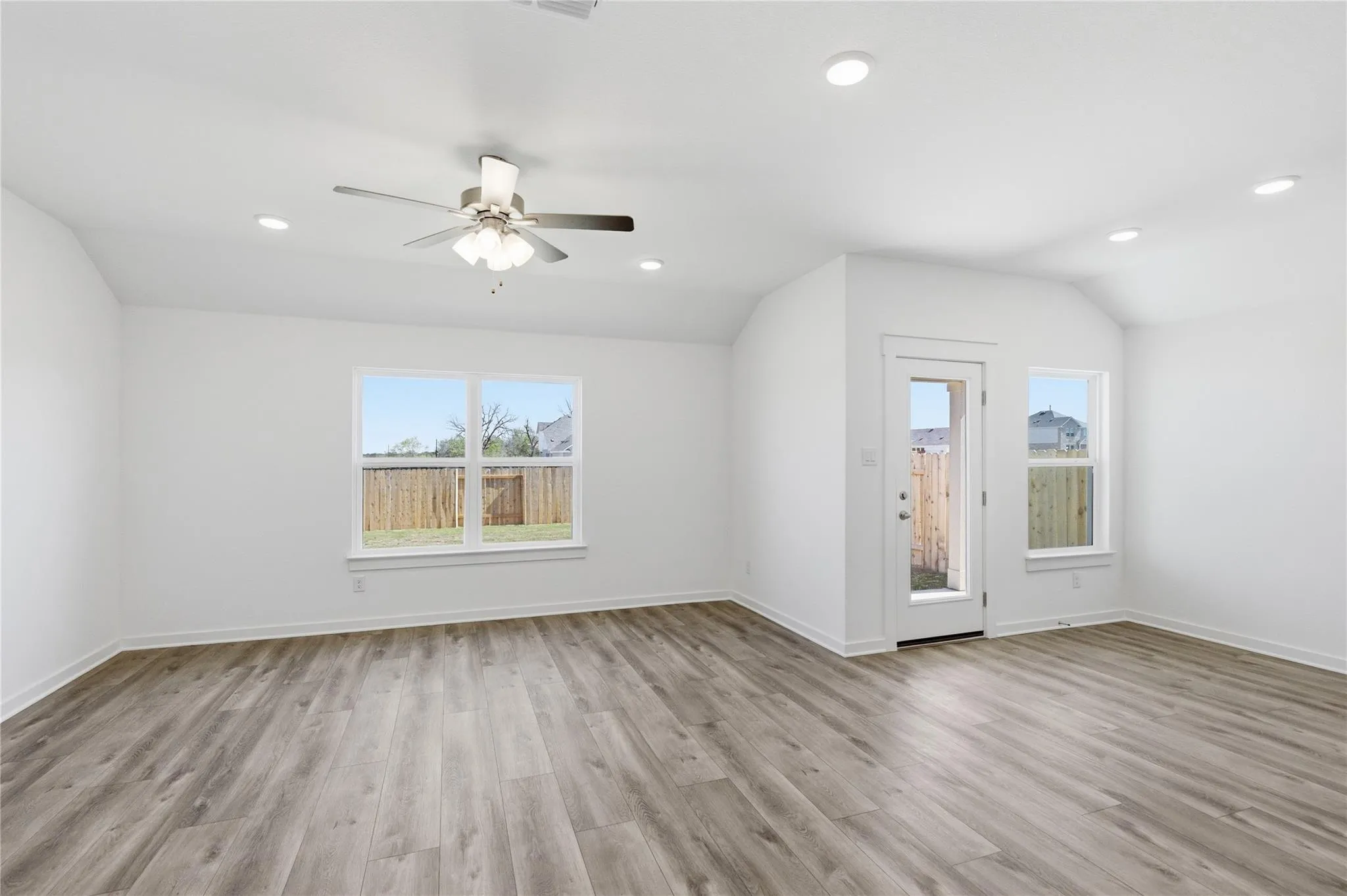 Photo 3 of 191 ORIOLE ST