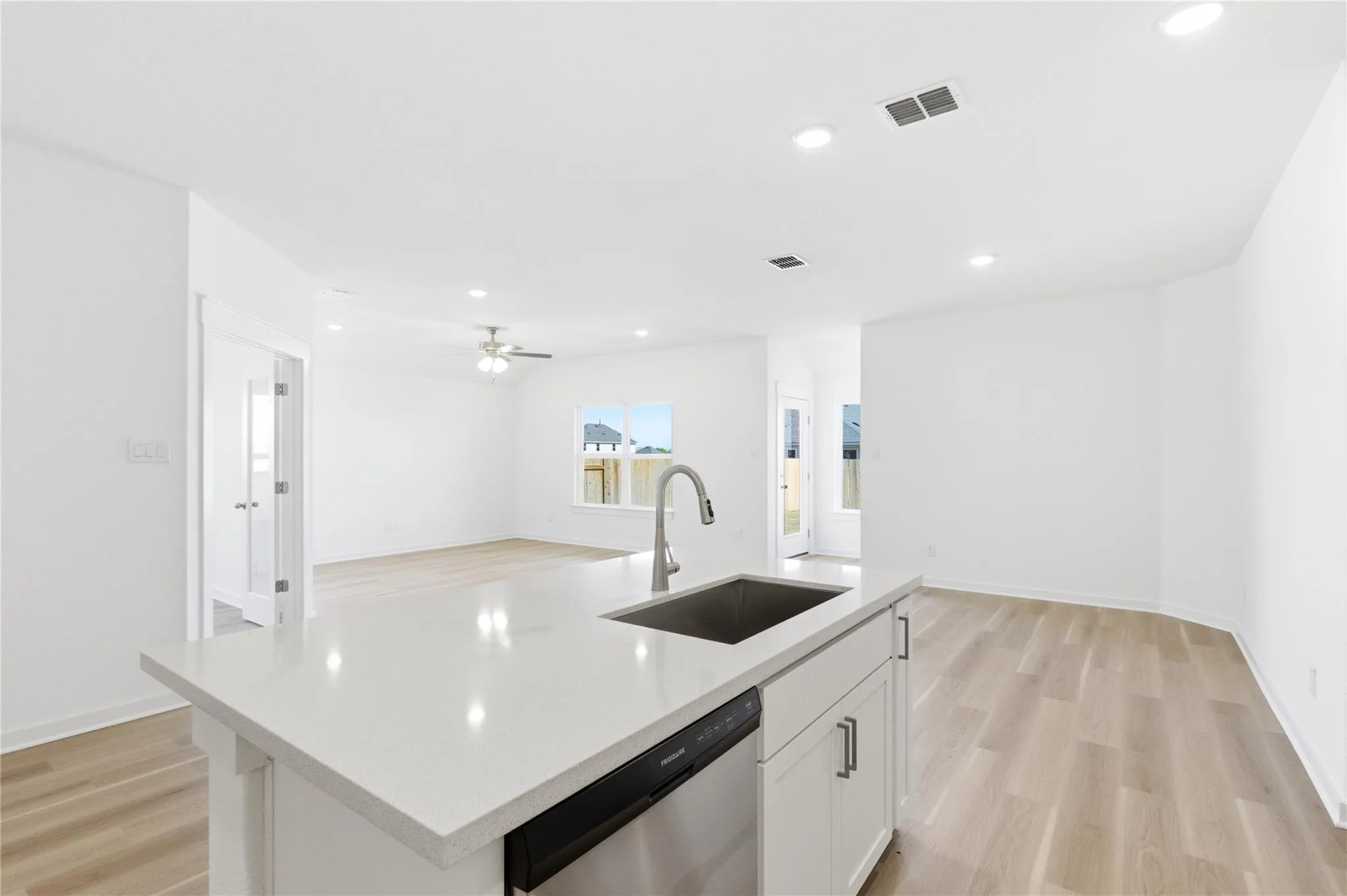 Photo 4 of 263 ORIOLE ST