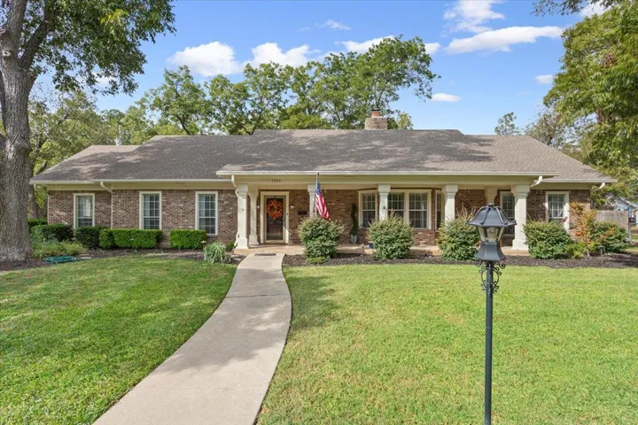 Situated on a corner lot in Old Town Georgetown...Gorgeous 1 story home within walking distance of the downtown Square and all of it's restaurants & shops...