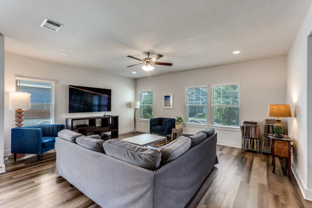 Photo 4 of 7909 DONNELLEY DR