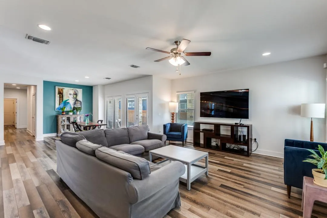 Photo 5 of 7909 DONNELLEY DR