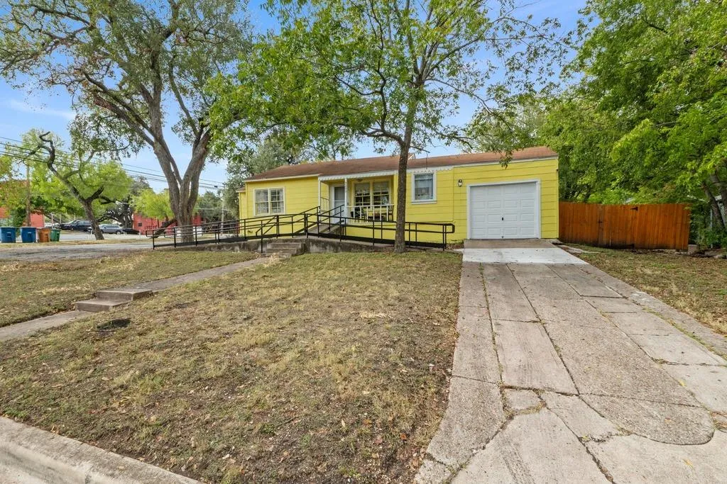 Photo 3 of 2710 MANOR RD