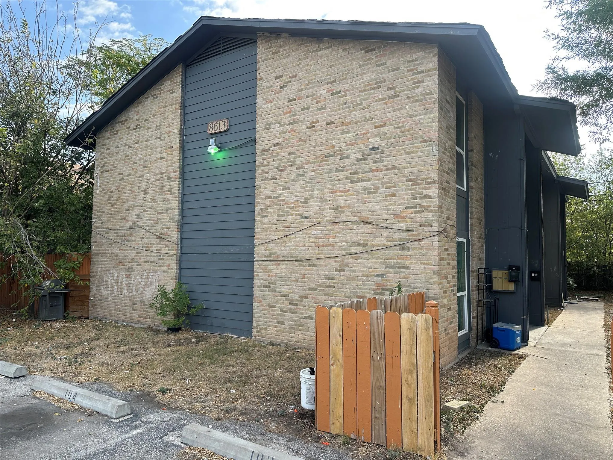 Photo 2 of 8613 PUTNAM DR