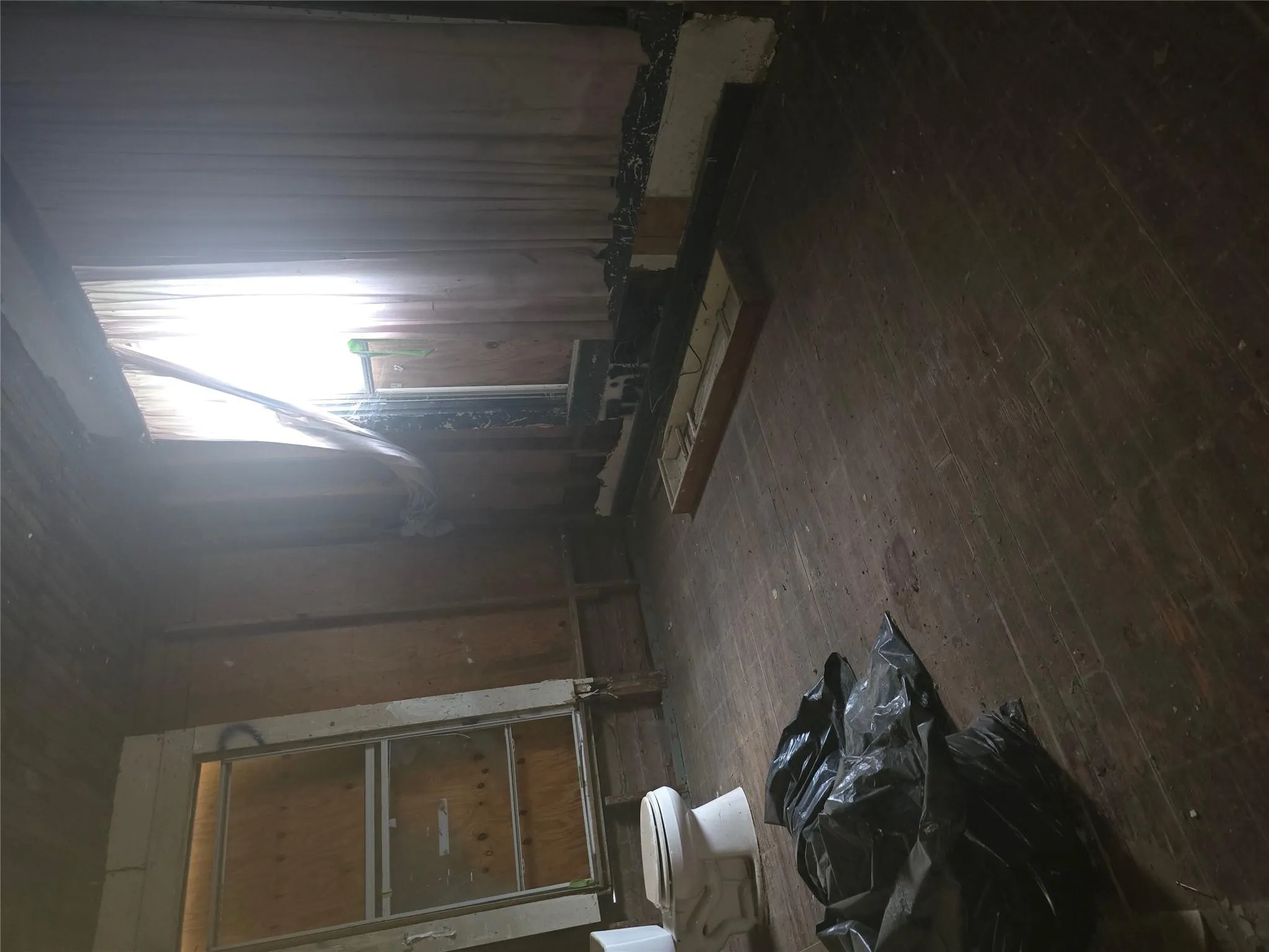 Photo 5 of 901 W 5TH ST
